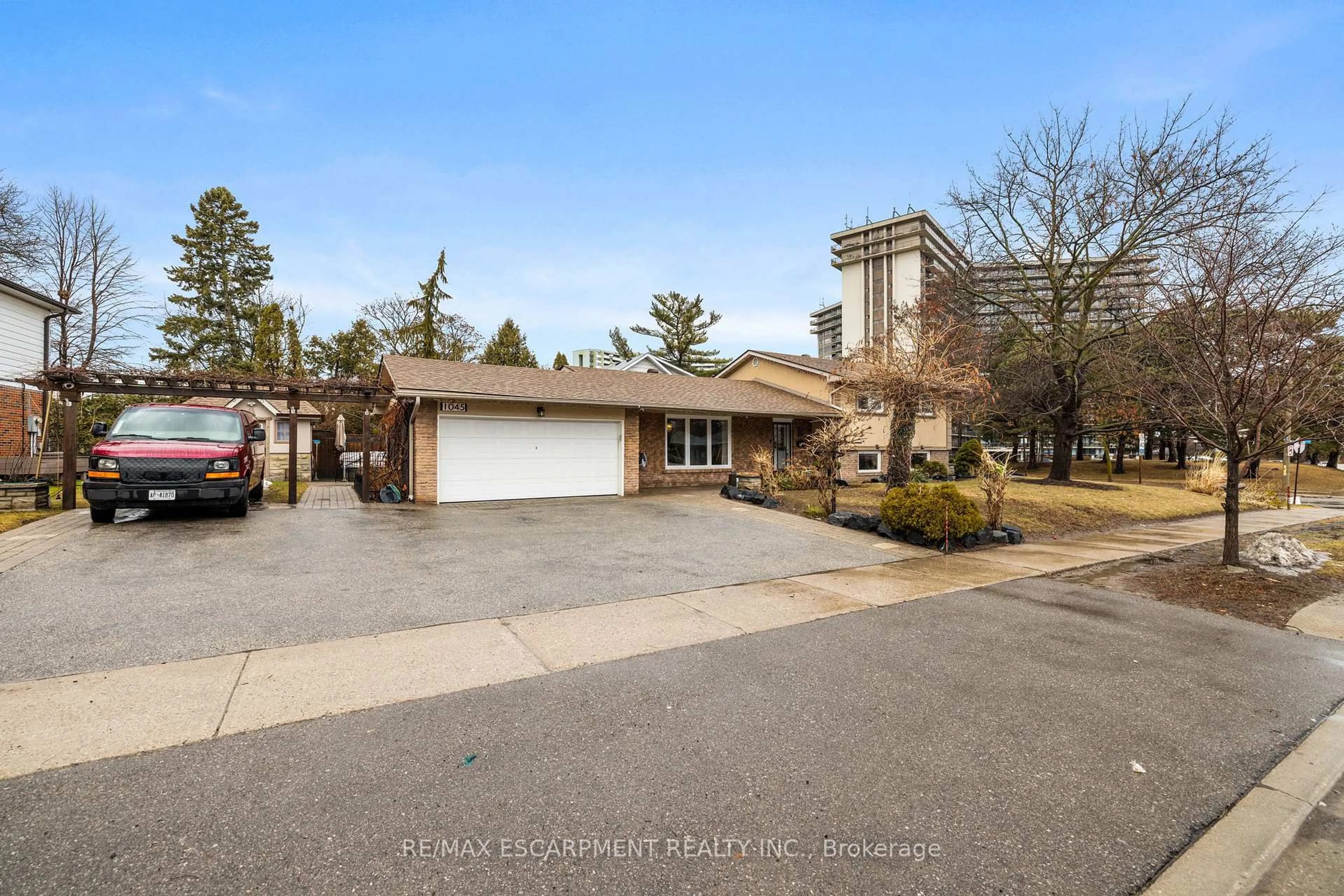 A pic from outside/outdoor area/front of a property/back of a property/a pic from drone, street for 1045 BLOOR St, Mississauga Ontario L4Y 2N3