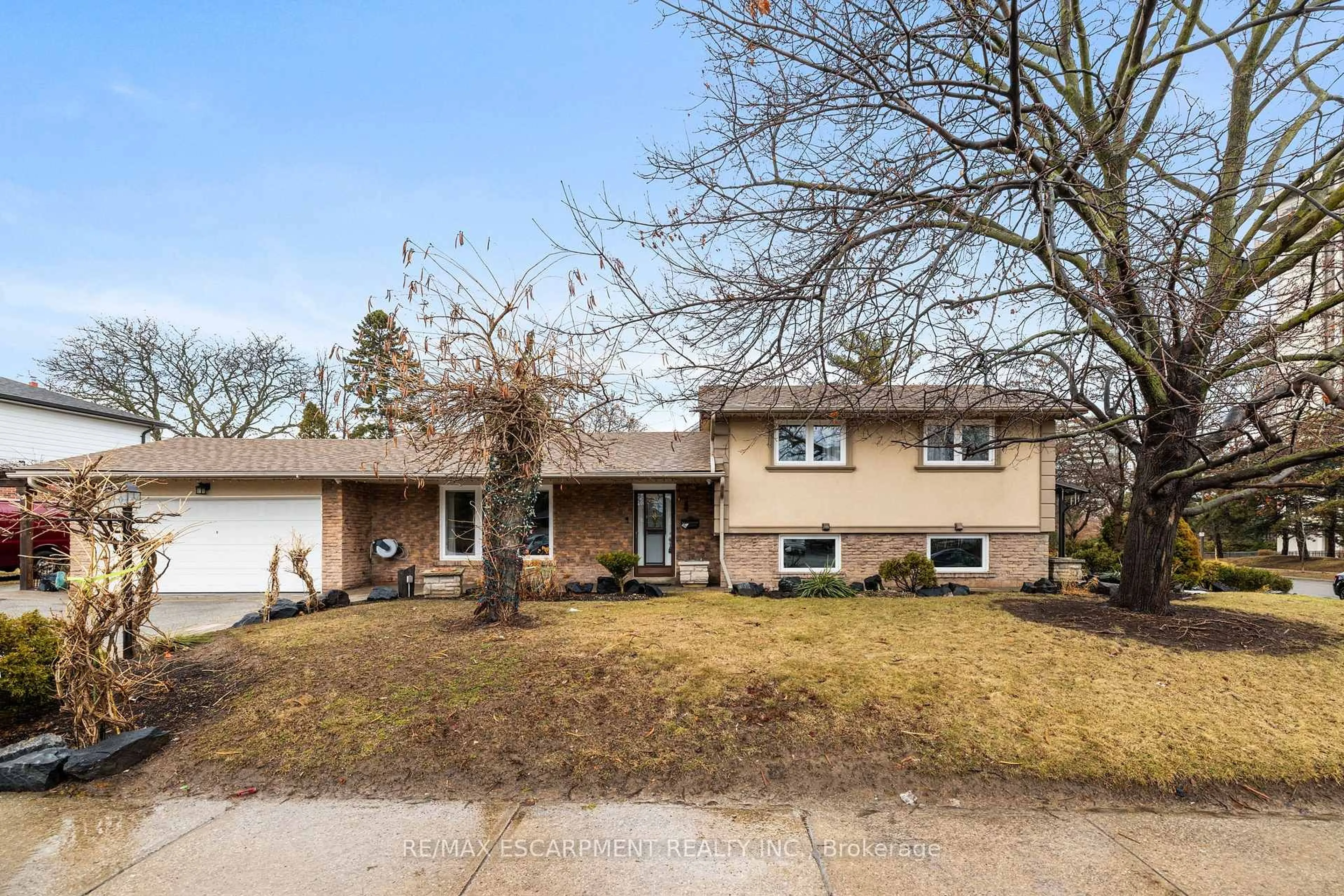 Home with brick exterior material, street for 1045 BLOOR St, Mississauga Ontario L4Y 2N3