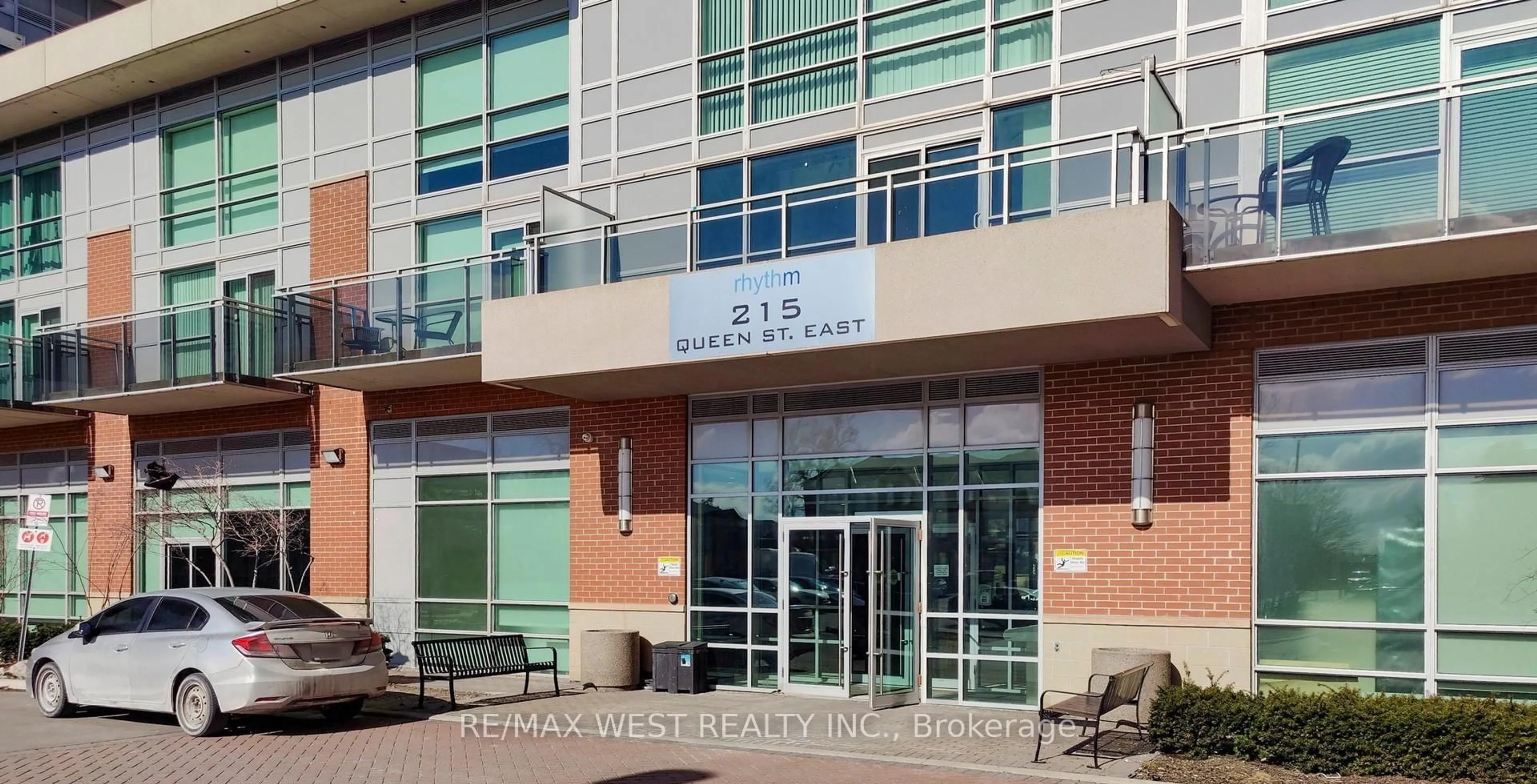 Indoor foyer for 215 Queen St #2108, Brampton Ontario L6W 0A9