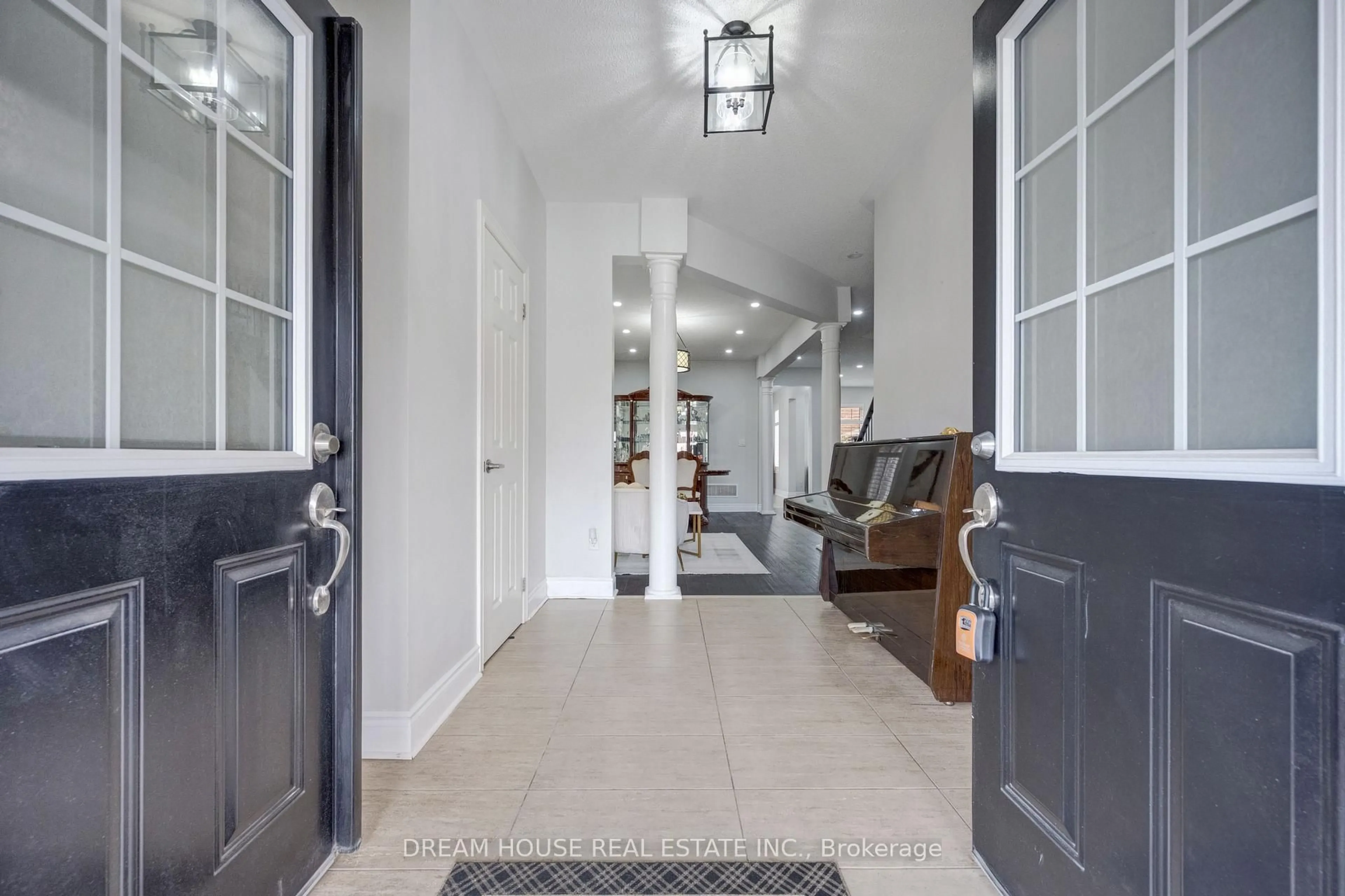 Indoor entryway for 353 Michener Pl, Milton Ontario L9T 8P4