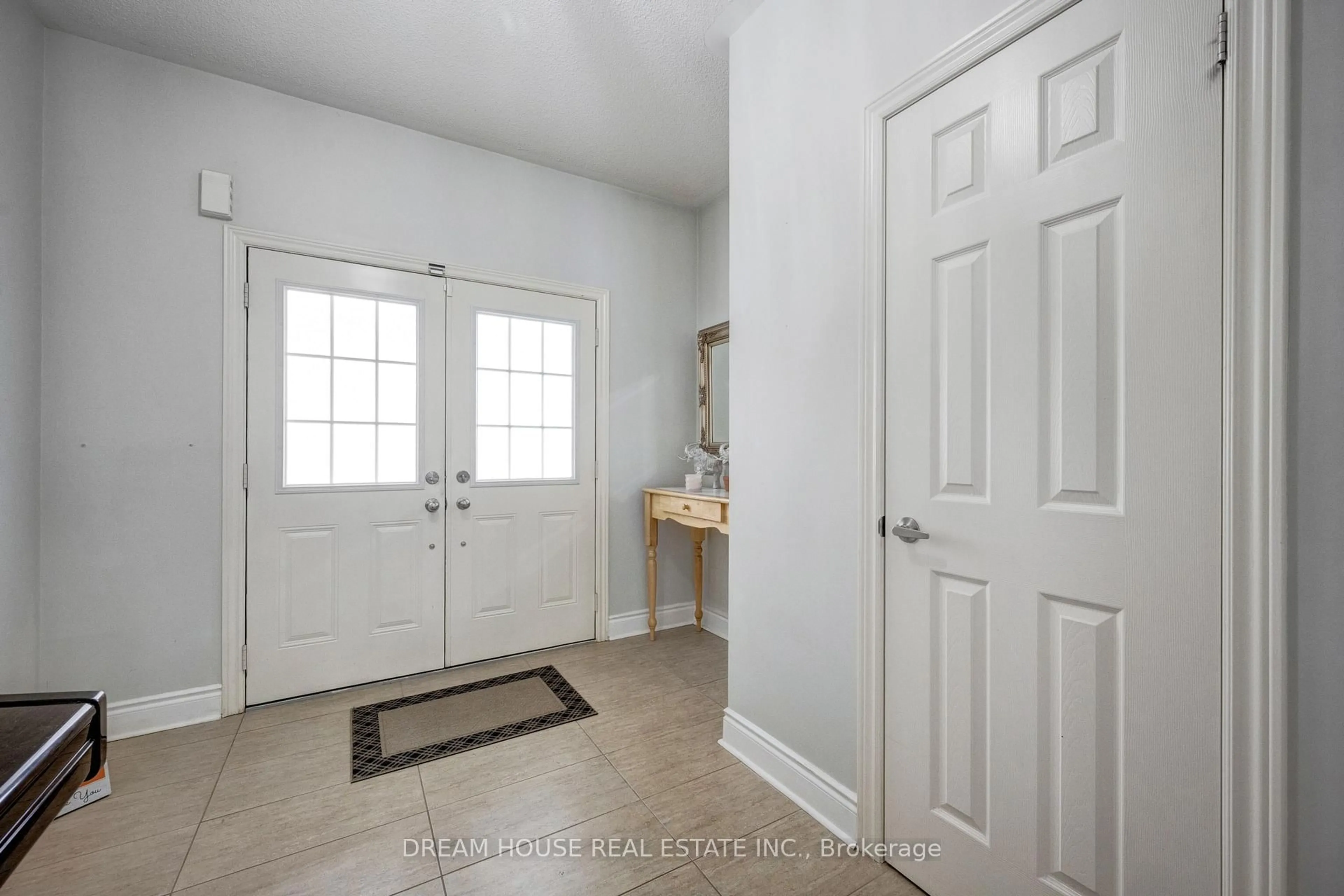 Indoor entryway for 353 Michener Pl, Milton Ontario L9T 8P4
