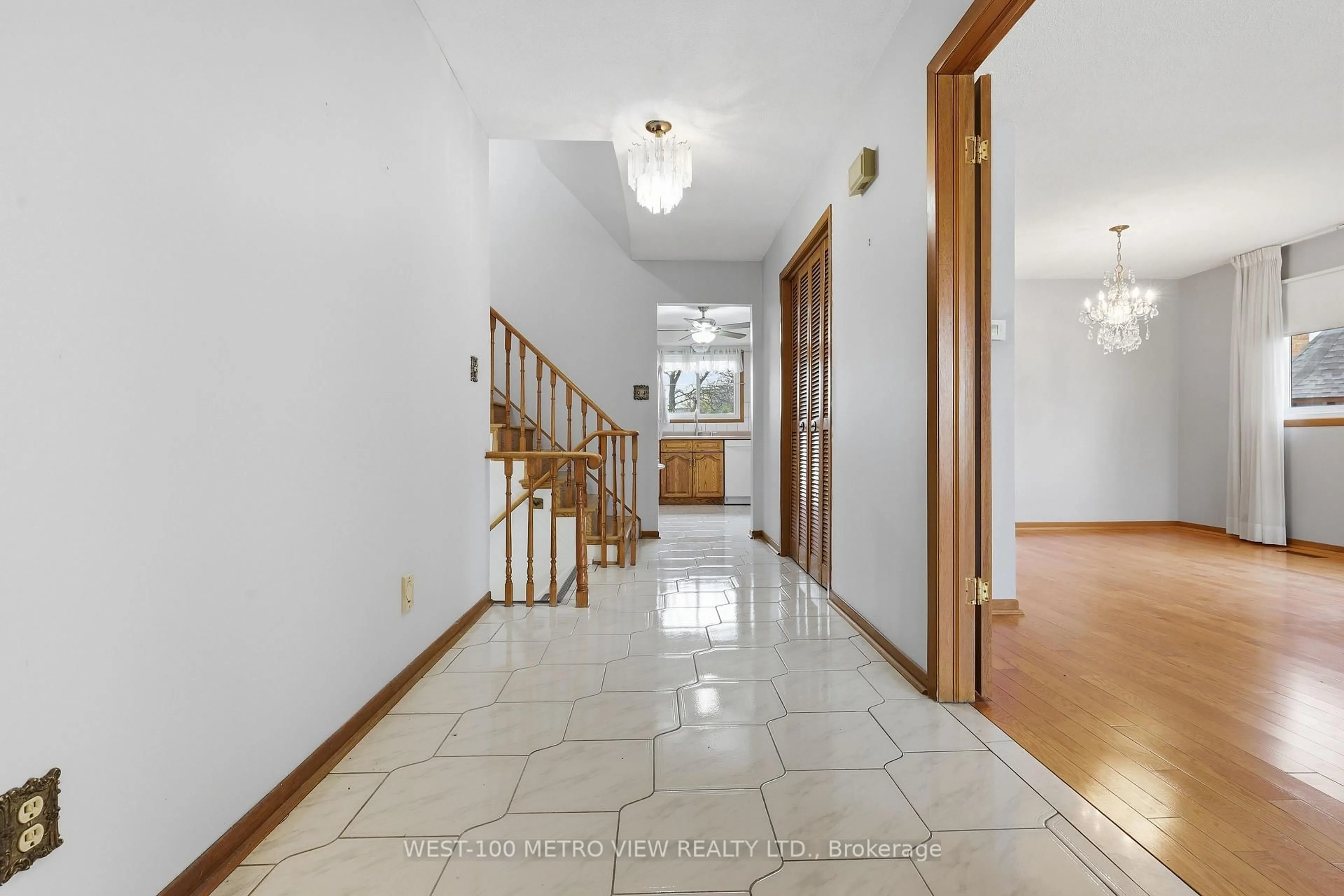 Indoor foyer for 3099 Bentworth Dr, Burlington Ontario L7M 1V9