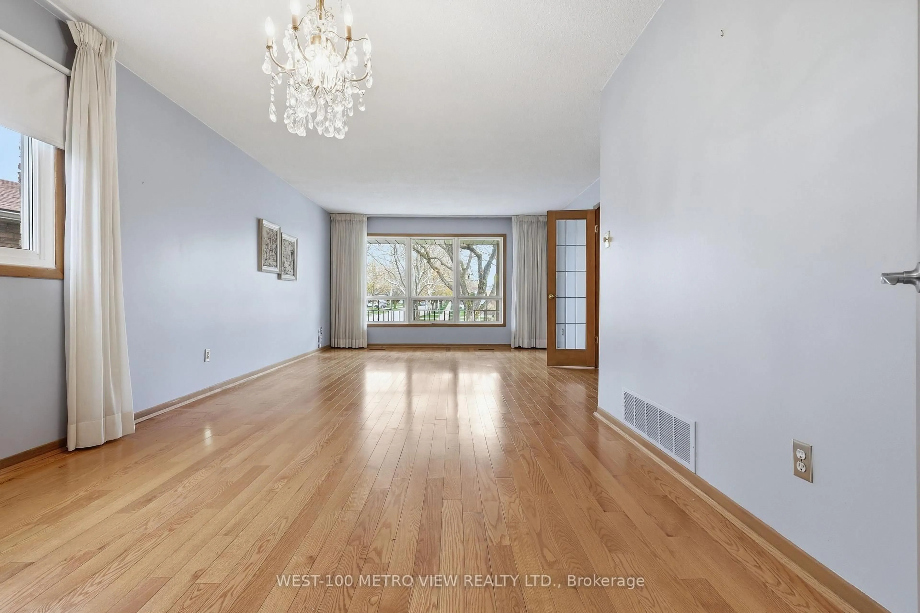 Indoor foyer for 3099 Bentworth Dr, Burlington Ontario L7M 1V9