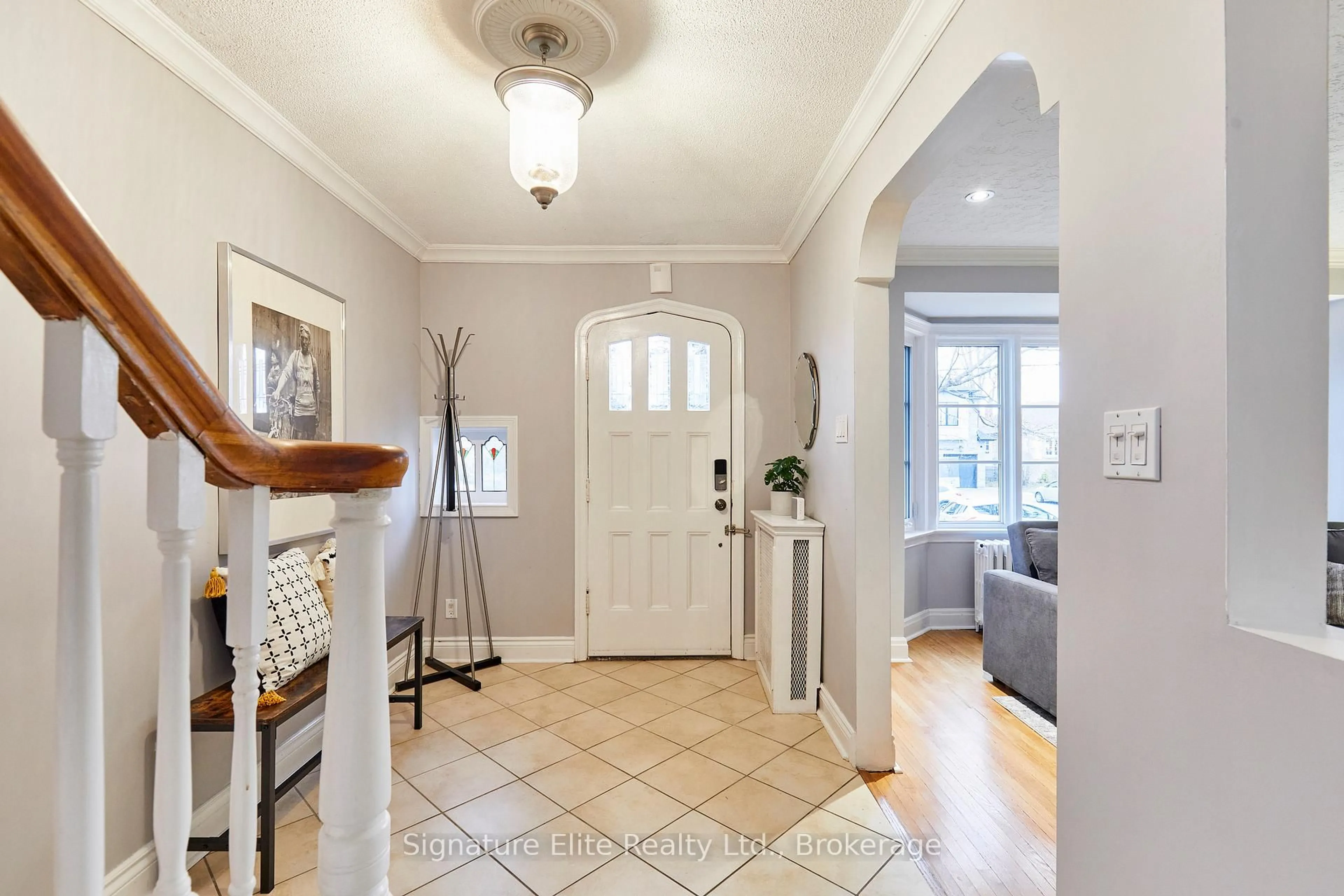 Indoor entryway for 9 Hiawatha Pkwy, Mississauga Ontario L5G 3R6