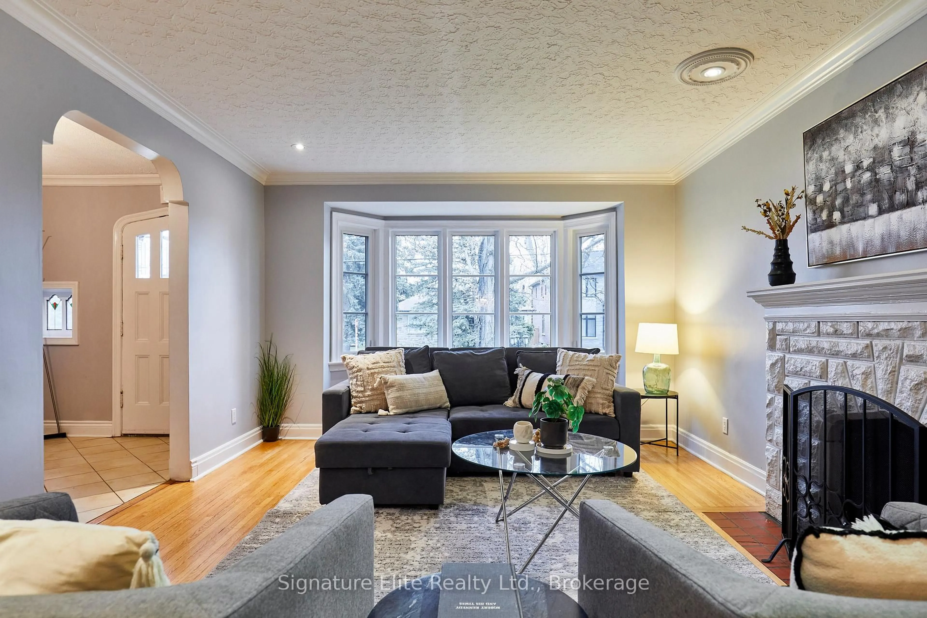 Living room with furniture, wood/laminate floor for 9 Hiawatha Pkwy, Mississauga Ontario L5G 3R6