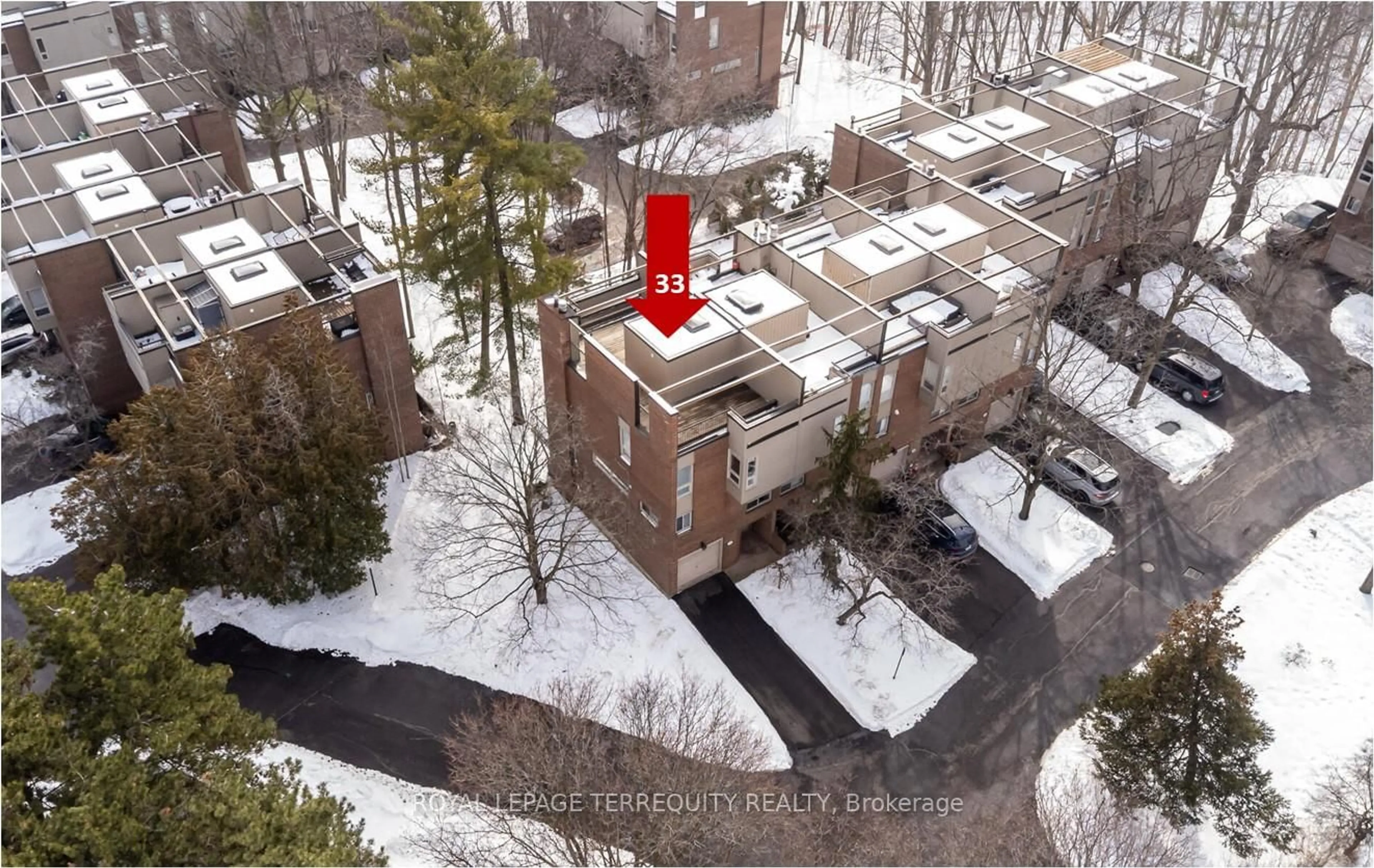 A pic from outside/outdoor area/front of a property/back of a property/a pic from drone, unknown for 1250 Marlborough Crt #33, Oakville Ontario L6H 2W7