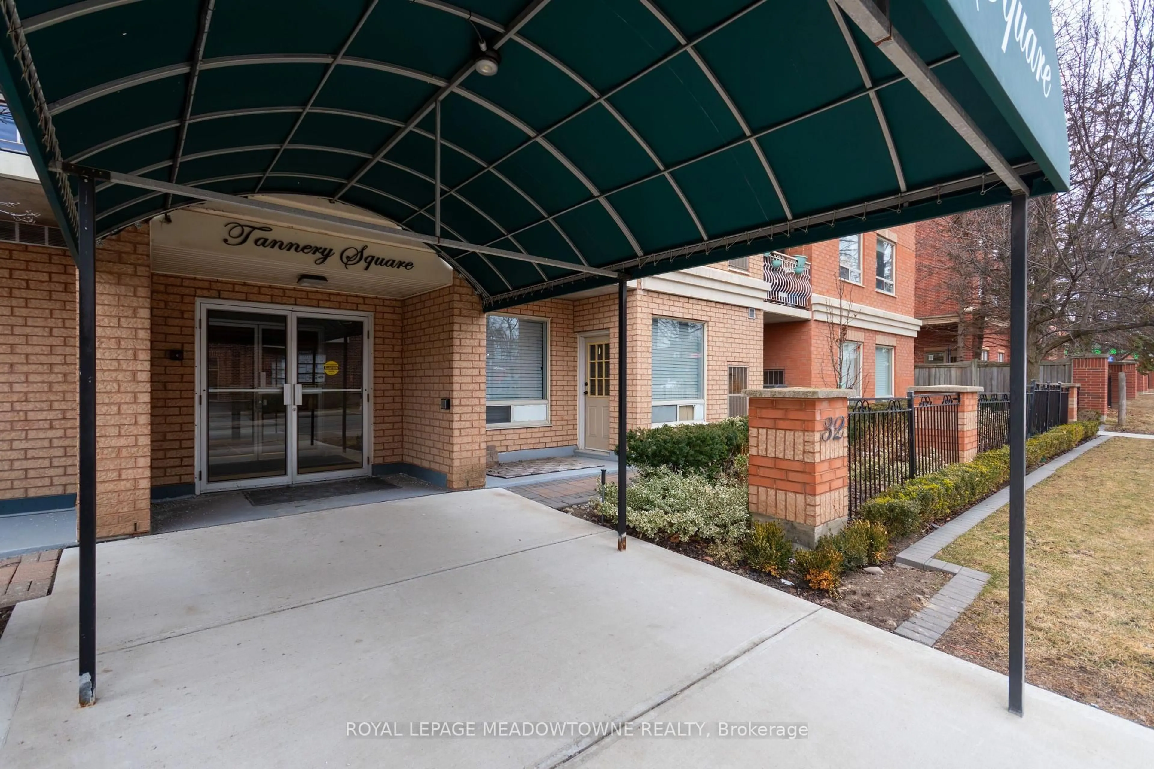 Indoor foyer for 32 Tannery St #404, Mississauga Ontario L5M 6T6