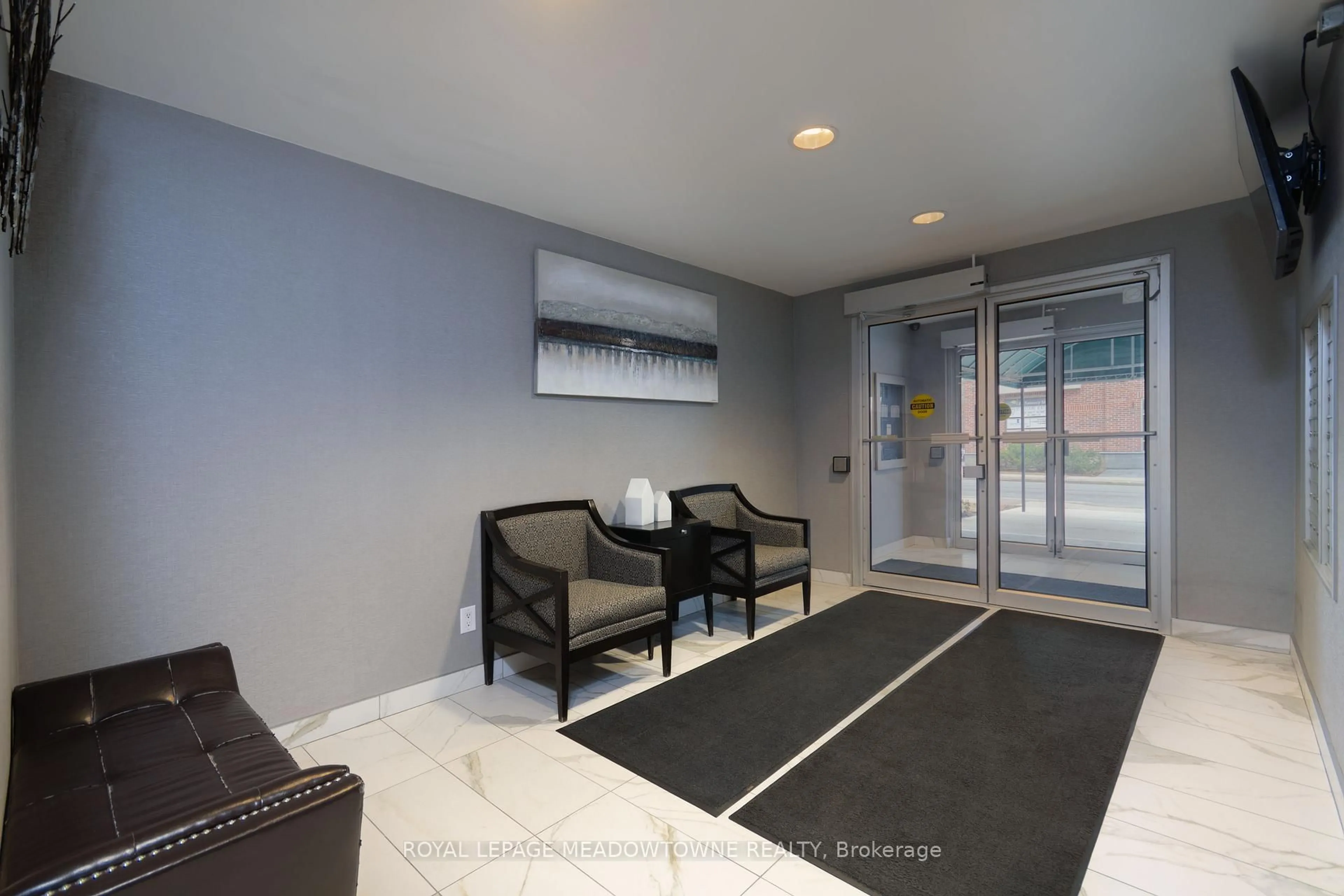 Indoor foyer for 32 Tannery St #404, Mississauga Ontario L5M 6T6