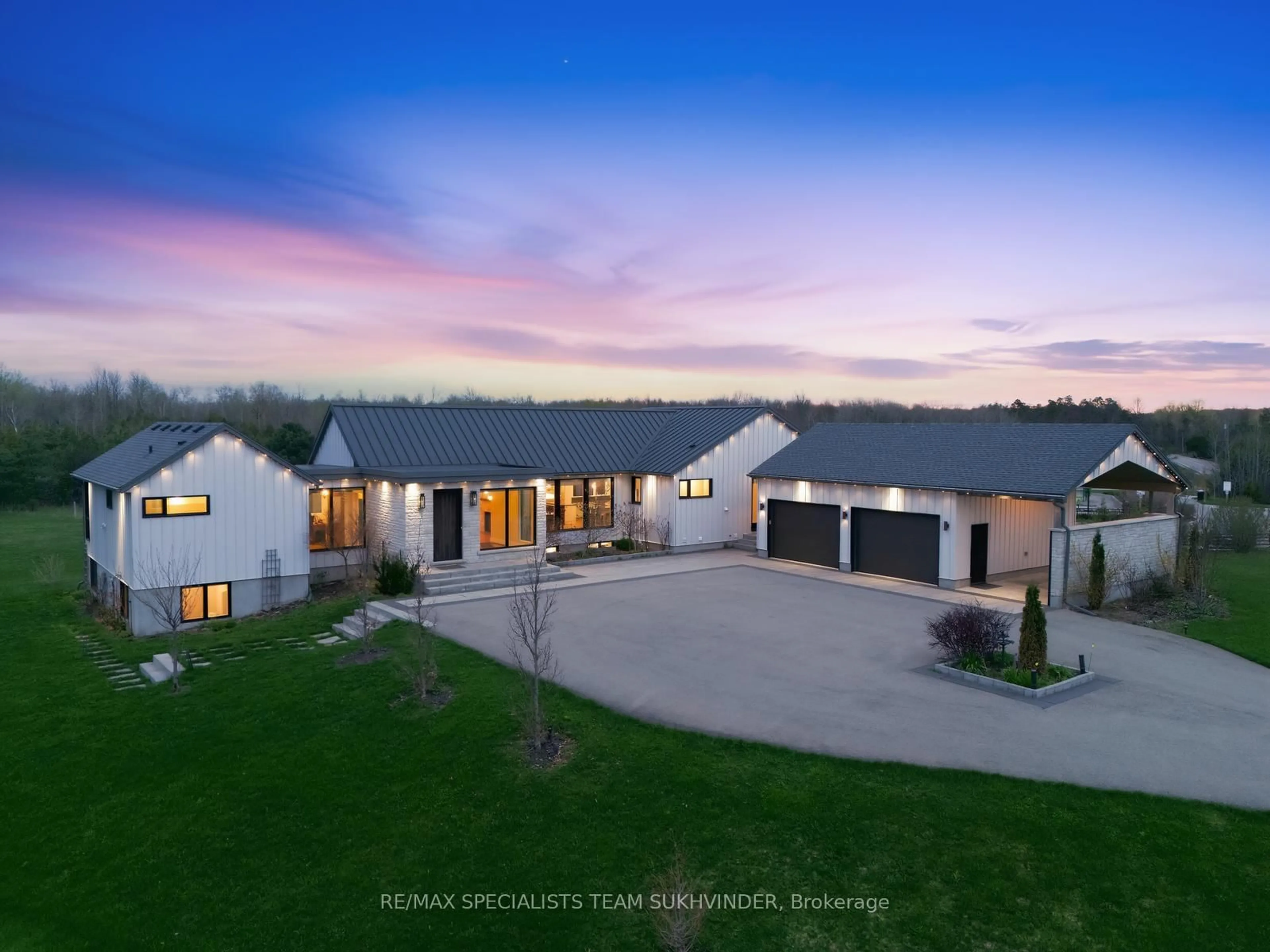 A pic from outside/outdoor area/front of a property/back of a property/a pic from drone, mountain view for 1270 15th Sdrd, Milton Ontario L0P 1J0