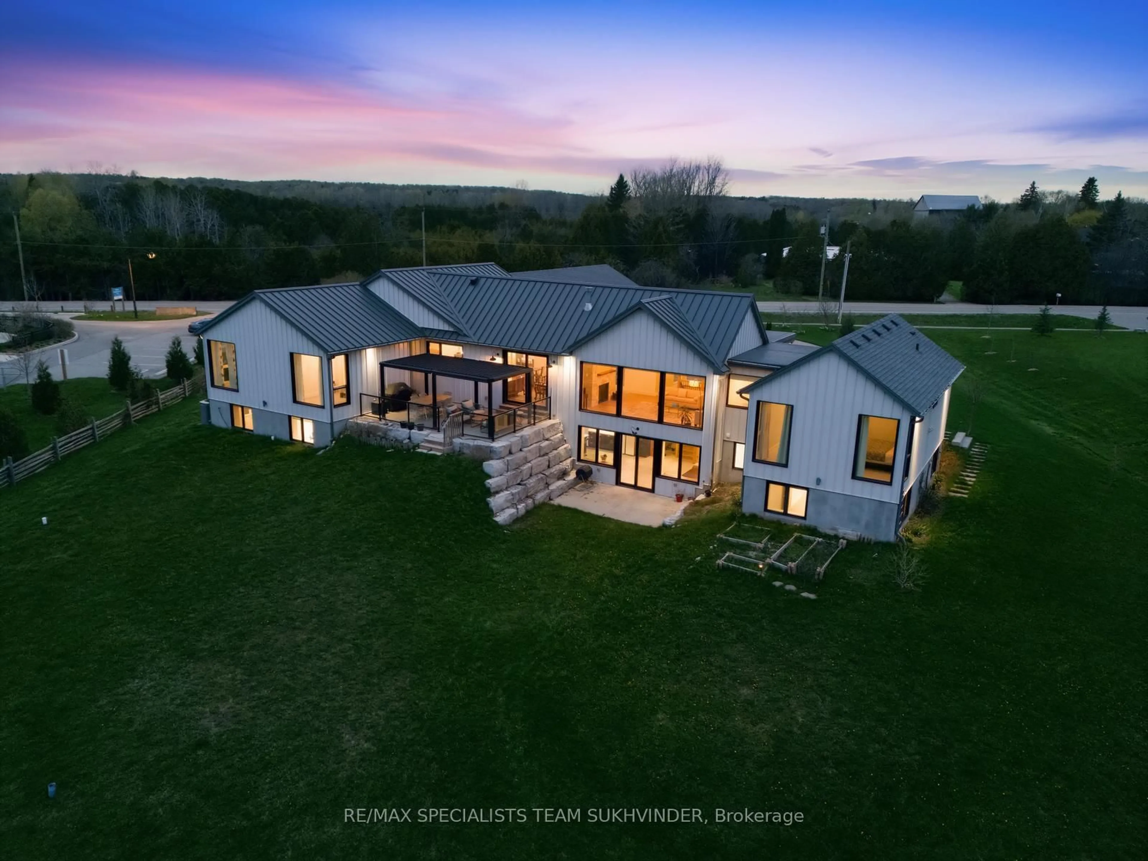 A pic from outside/outdoor area/front of a property/back of a property/a pic from drone, unknown for 1270 15th Sdrd, Milton Ontario L0P 1J0