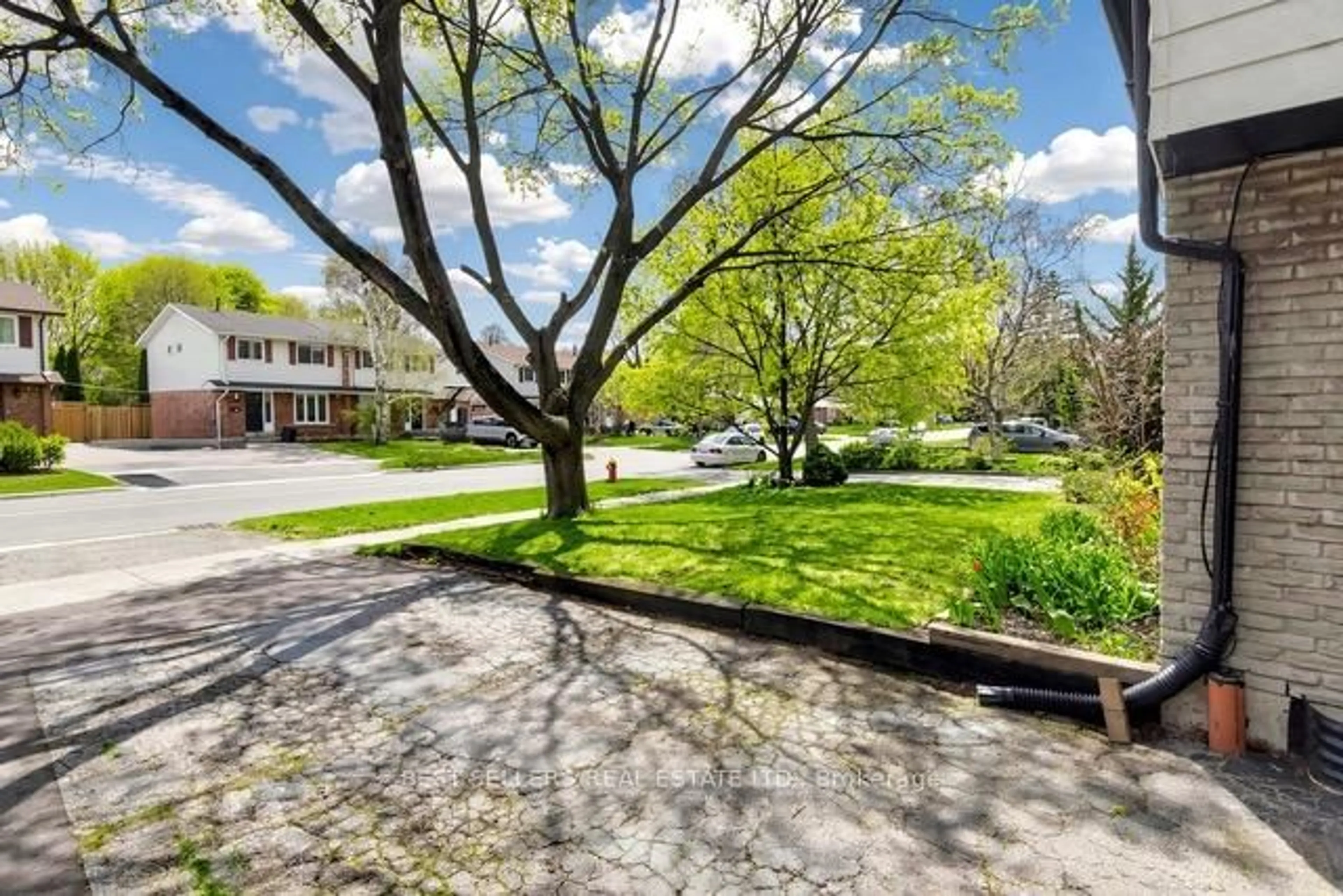 A pic from outside/outdoor area/front of a property/back of a property/a pic from drone, street for 177 Mccraney St, Oakville Ontario L6H 1H8