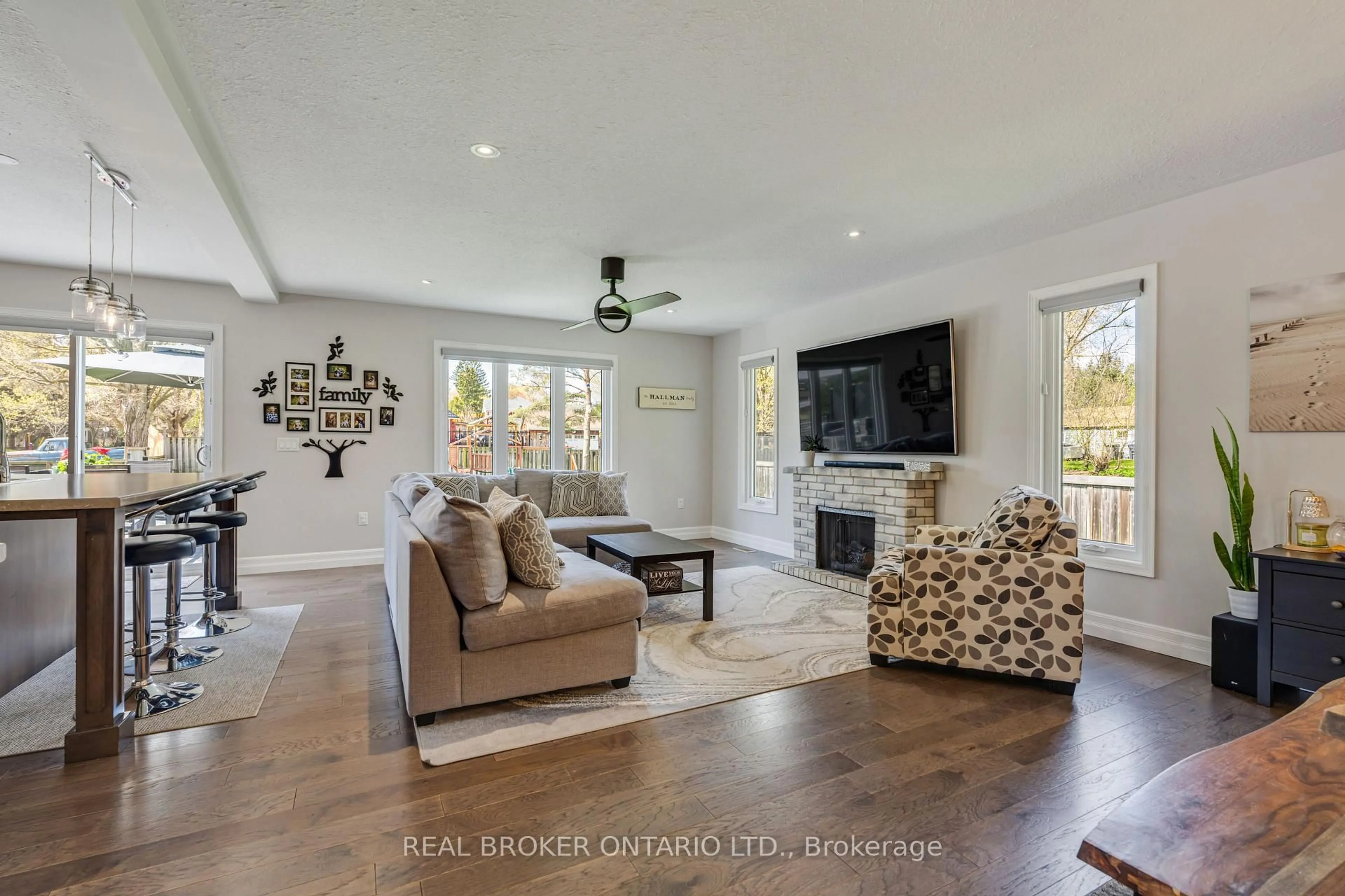 Living room with furniture, unknown for 5 Emma St, Caledon Ontario L7C 1K5