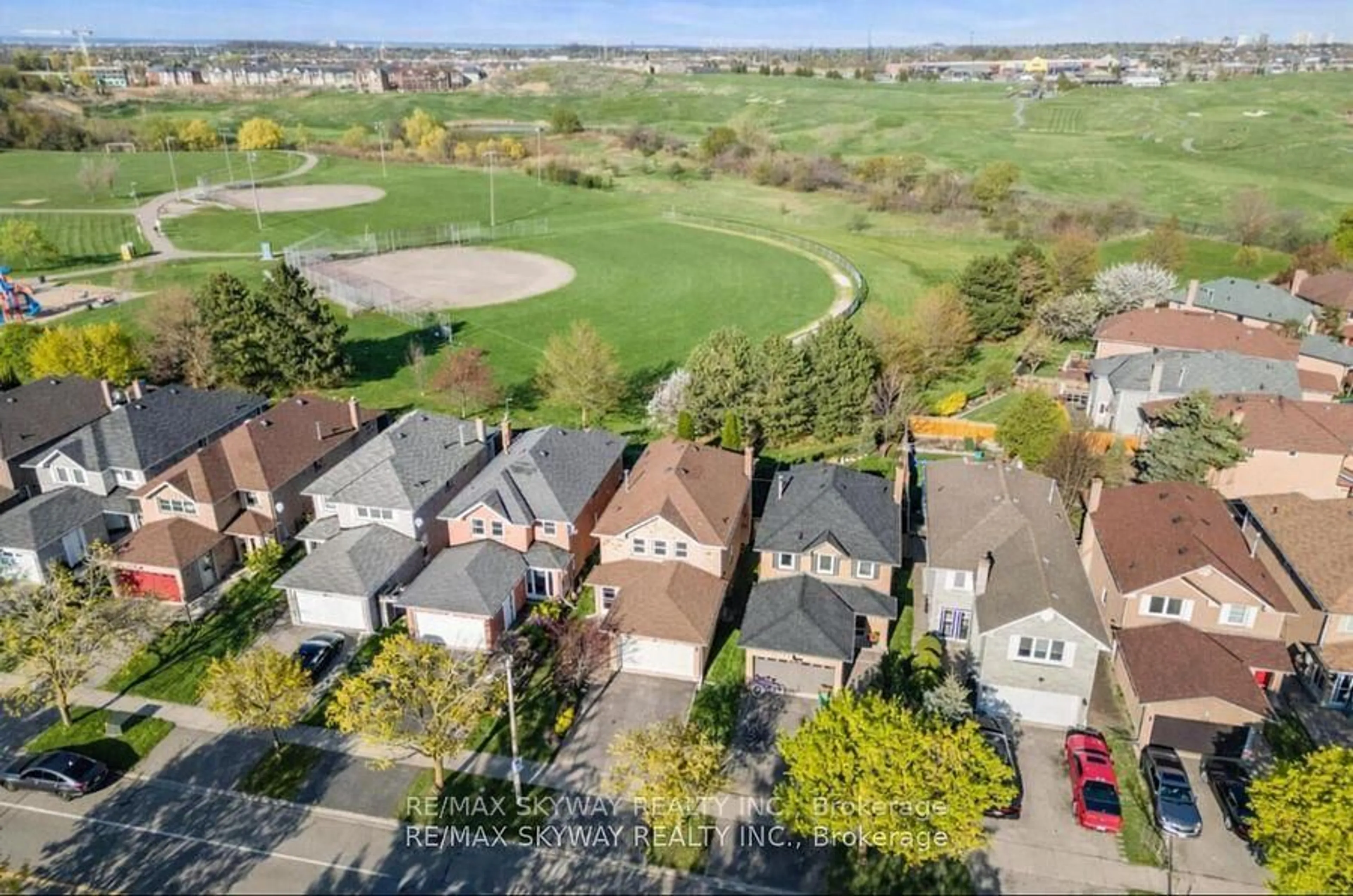 A pic from outside/outdoor area/front of a property/back of a property/a pic from drone, street for 117 Richvale Dr, Brampton Ontario L6Z 4G4