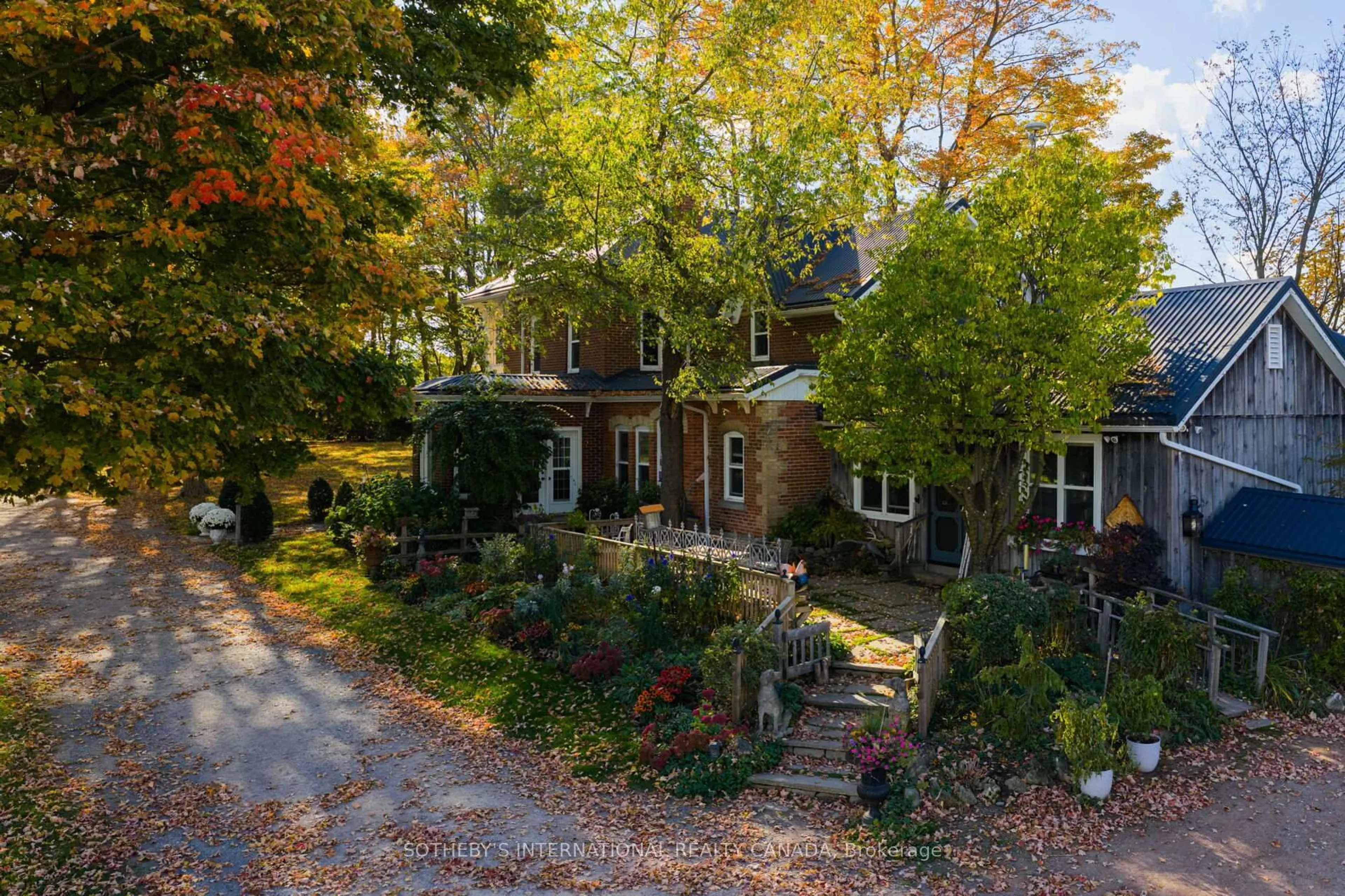 A pic from outside/outdoor area/front of a property/back of a property/a pic from drone, street for 18101 Shaws Creek Rd, Caledon Ontario L7K 0E8