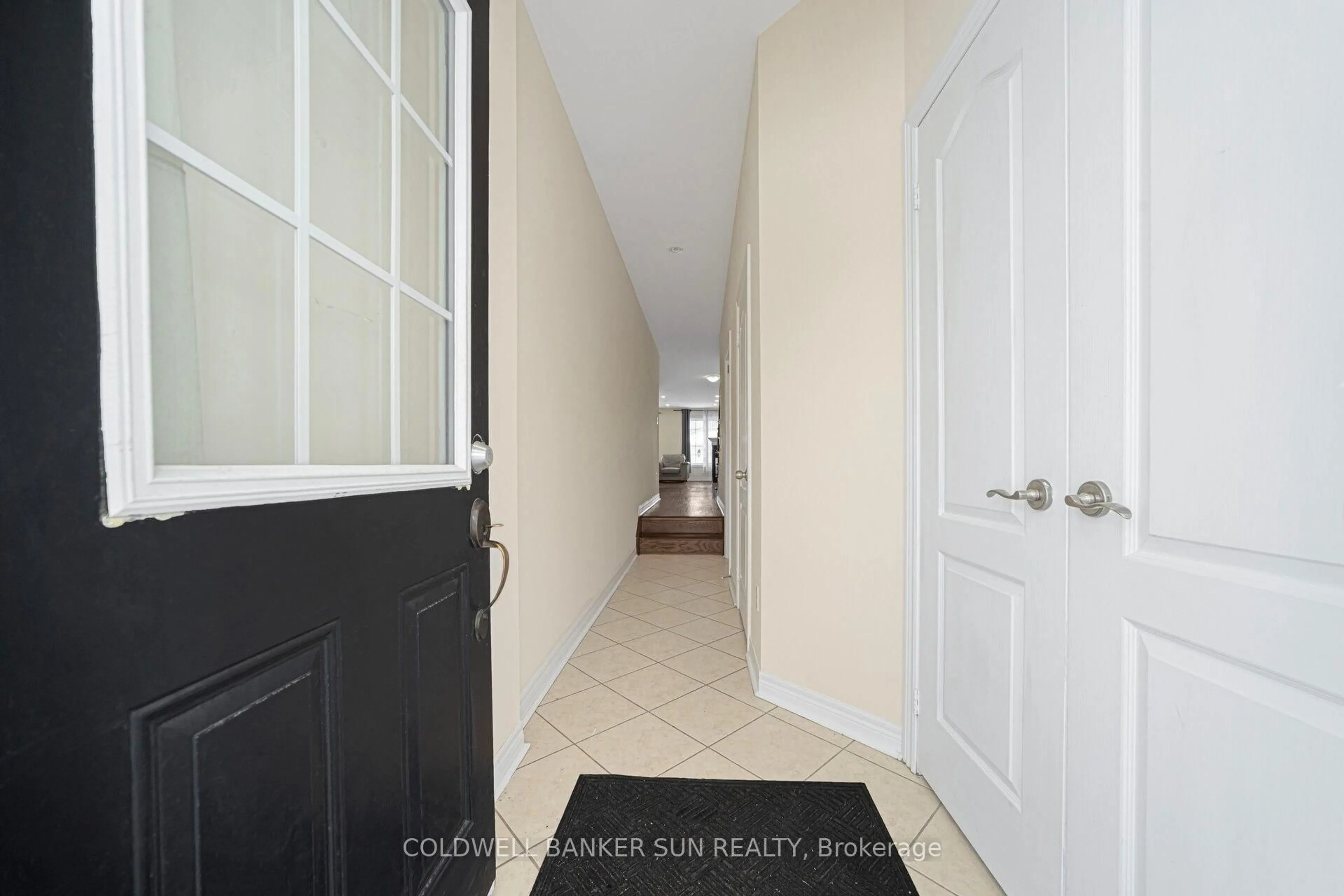 Indoor entryway for 146 Crystalview Cres, Brampton Ontario L6P 2R8