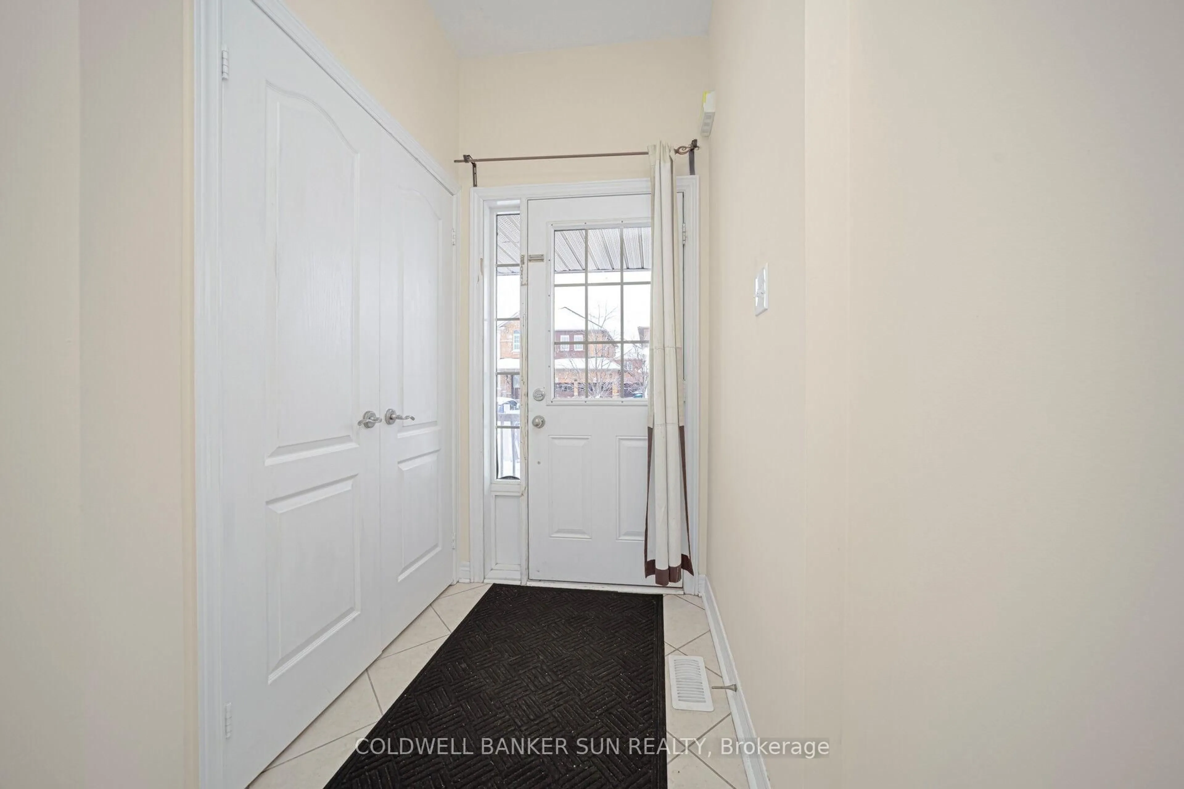 Indoor entryway for 146 Crystalview Cres, Brampton Ontario L6P 2R8