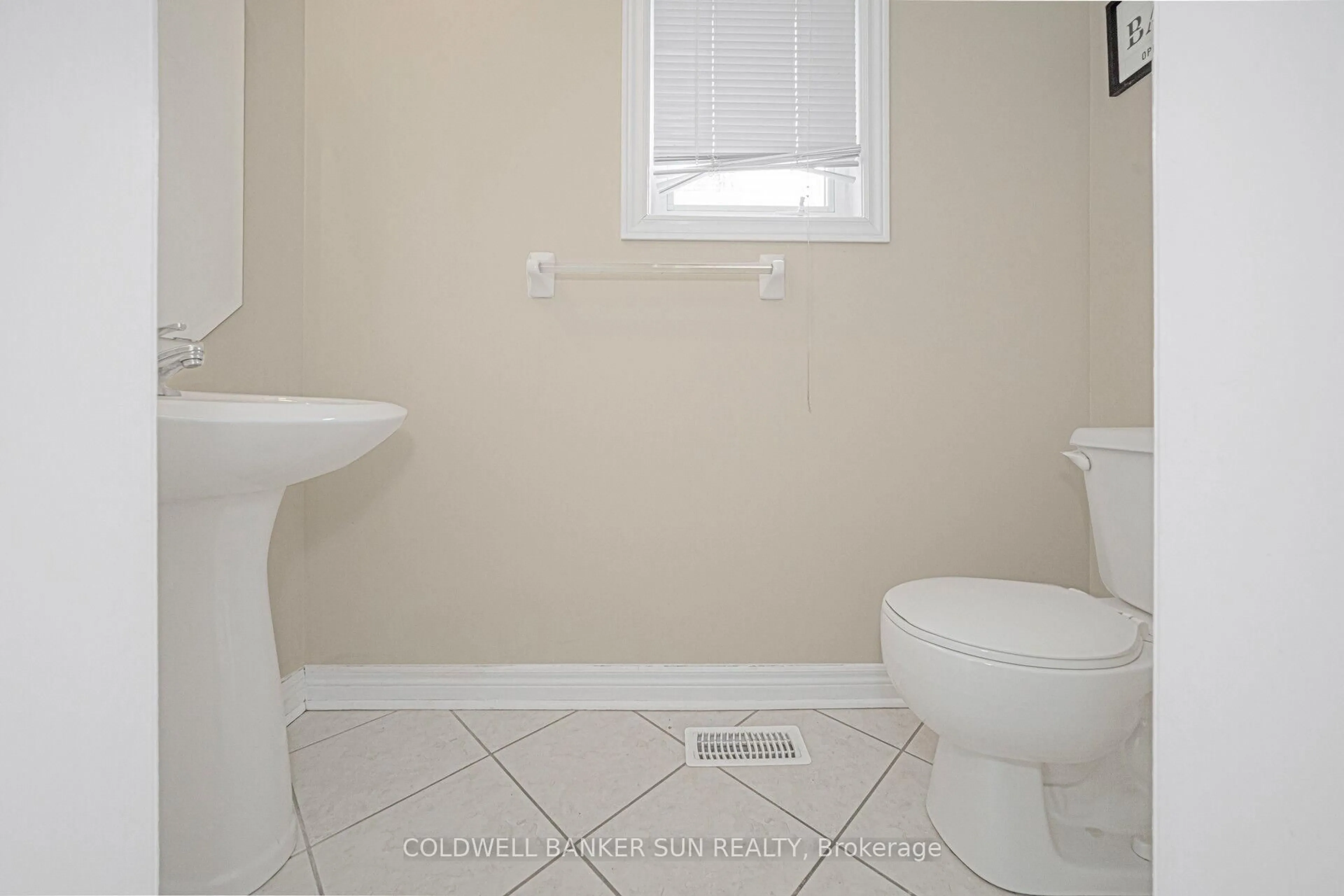 Standard bathroom, ceramic/tile floor for 146 Crystalview Cres, Brampton Ontario L6P 2R8