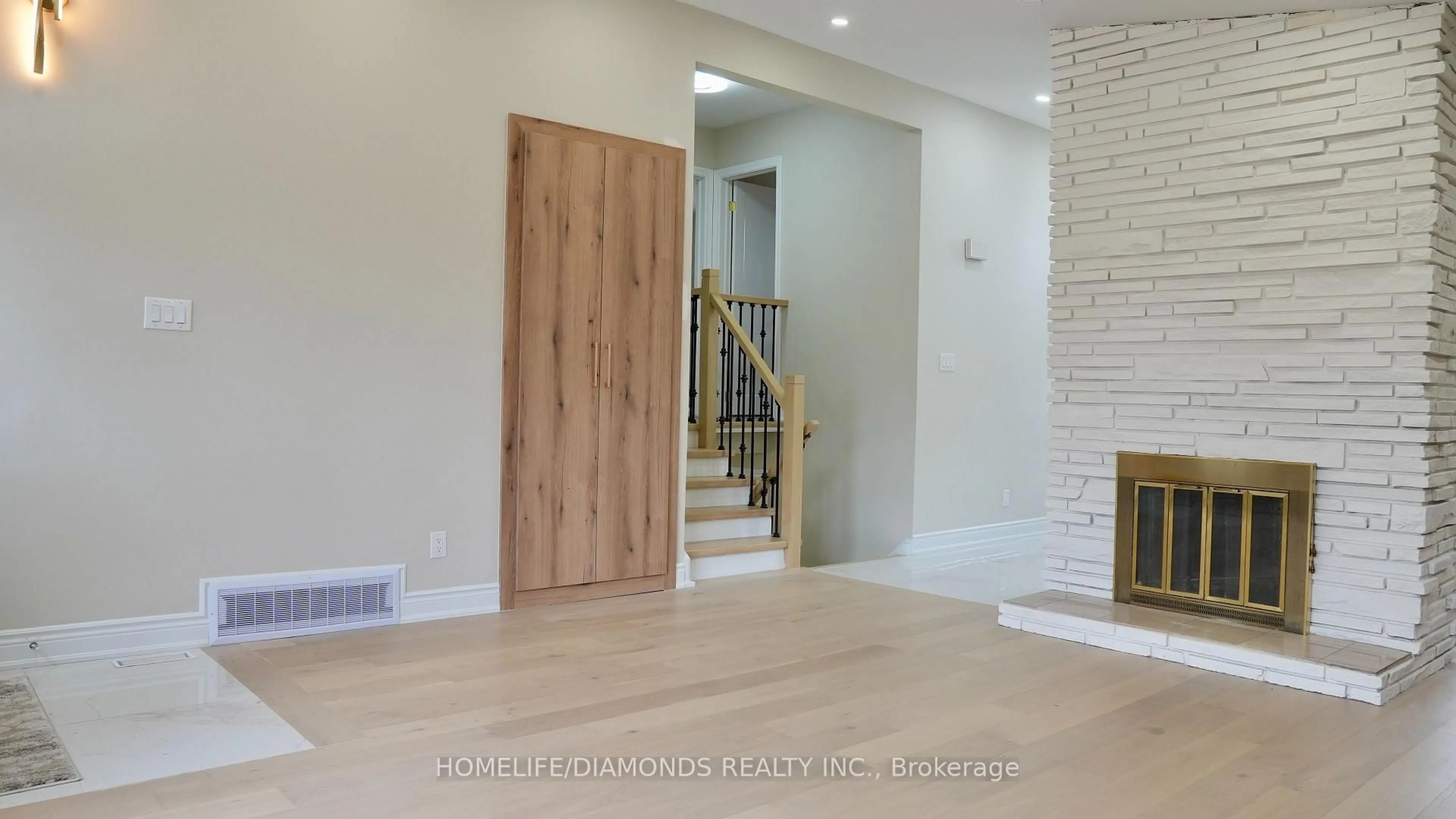 Indoor entryway for 15 ATHLONE Ave, Brampton Ontario L6T 2N5