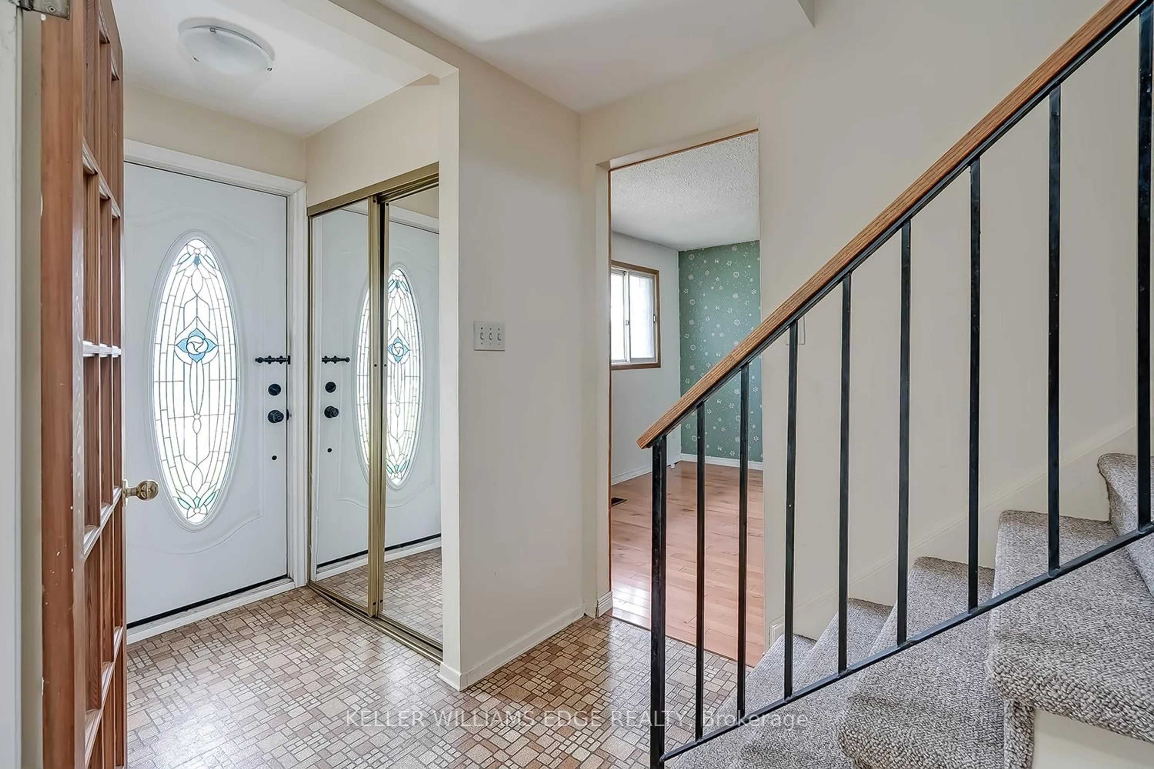 Indoor entryway for 2463 Bridge Rd, Oakville Ontario L6L 2G9