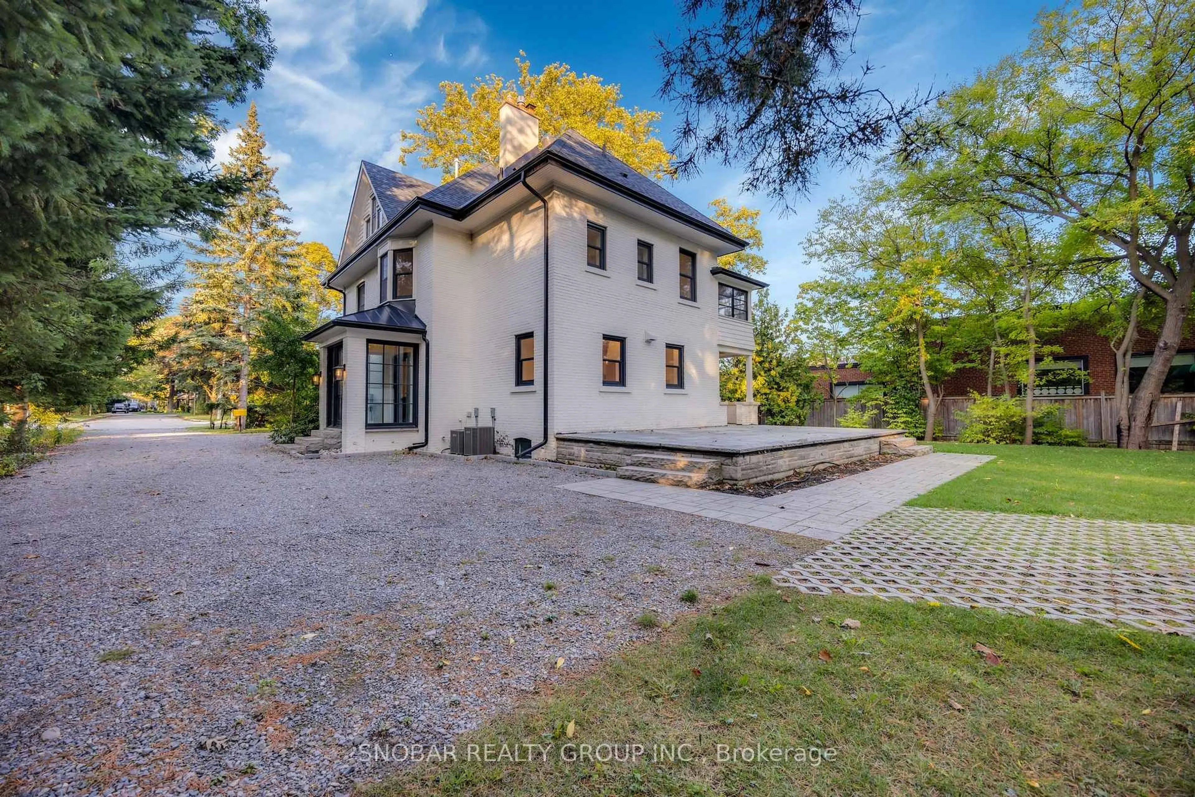 A pic from outside/outdoor area/front of a property/back of a property/a pic from drone, street for 1160 Clarkson Rd, Mississauga Ontario L5J 2W2
