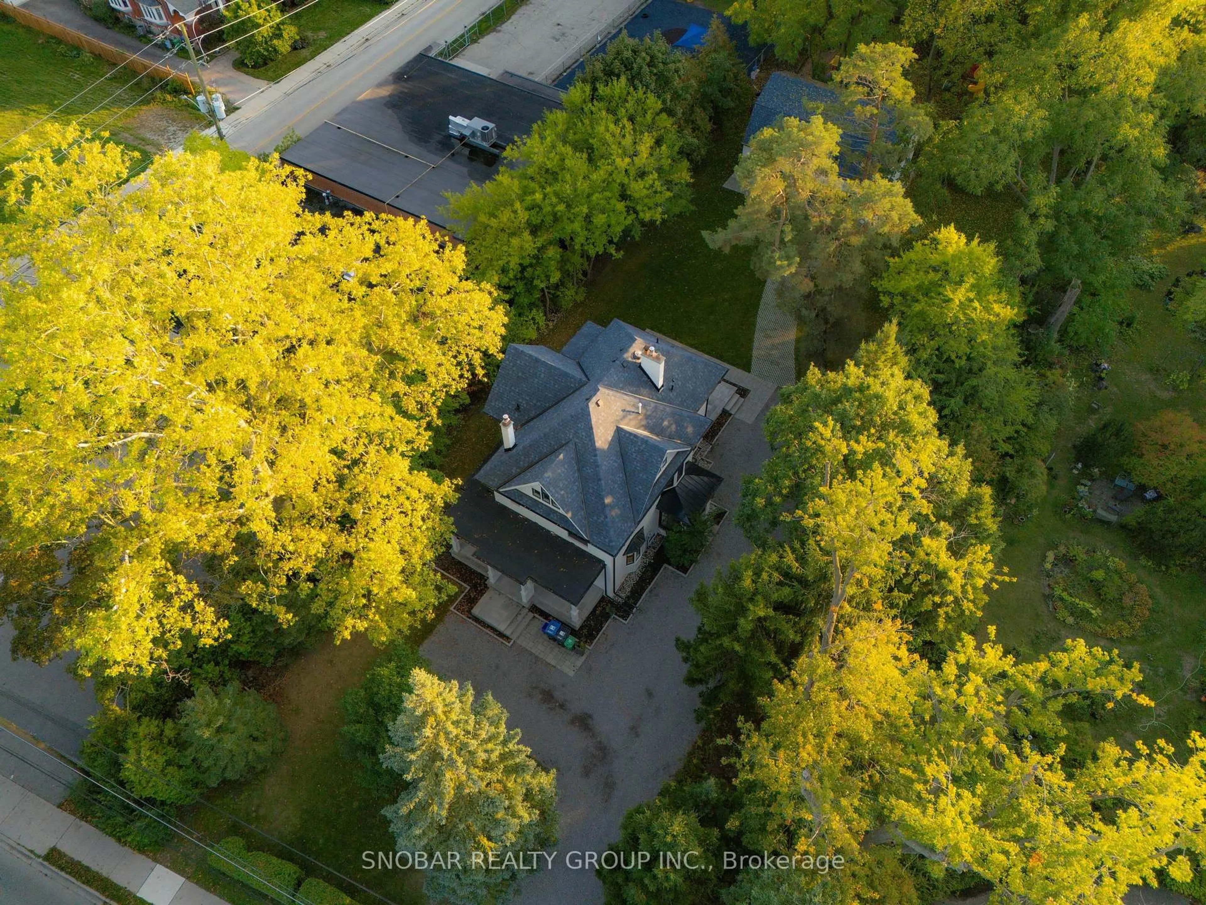 A pic from outside/outdoor area/front of a property/back of a property/a pic from drone, street for 1160 Clarkson Rd, Mississauga Ontario L5J 2W2