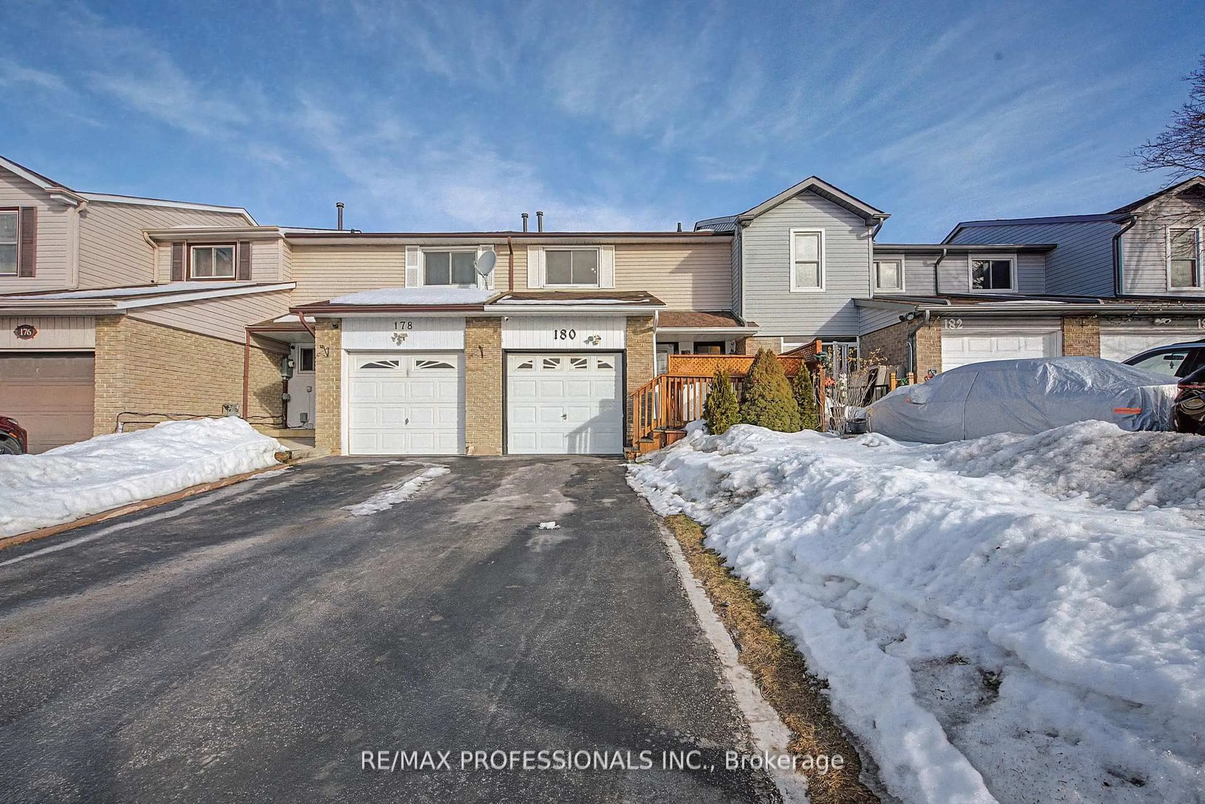 A pic from outside/outdoor area/front of a property/back of a property/a pic from drone, street for 180 Royal Salisbury Way, Brampton Ontario L6V 3J9