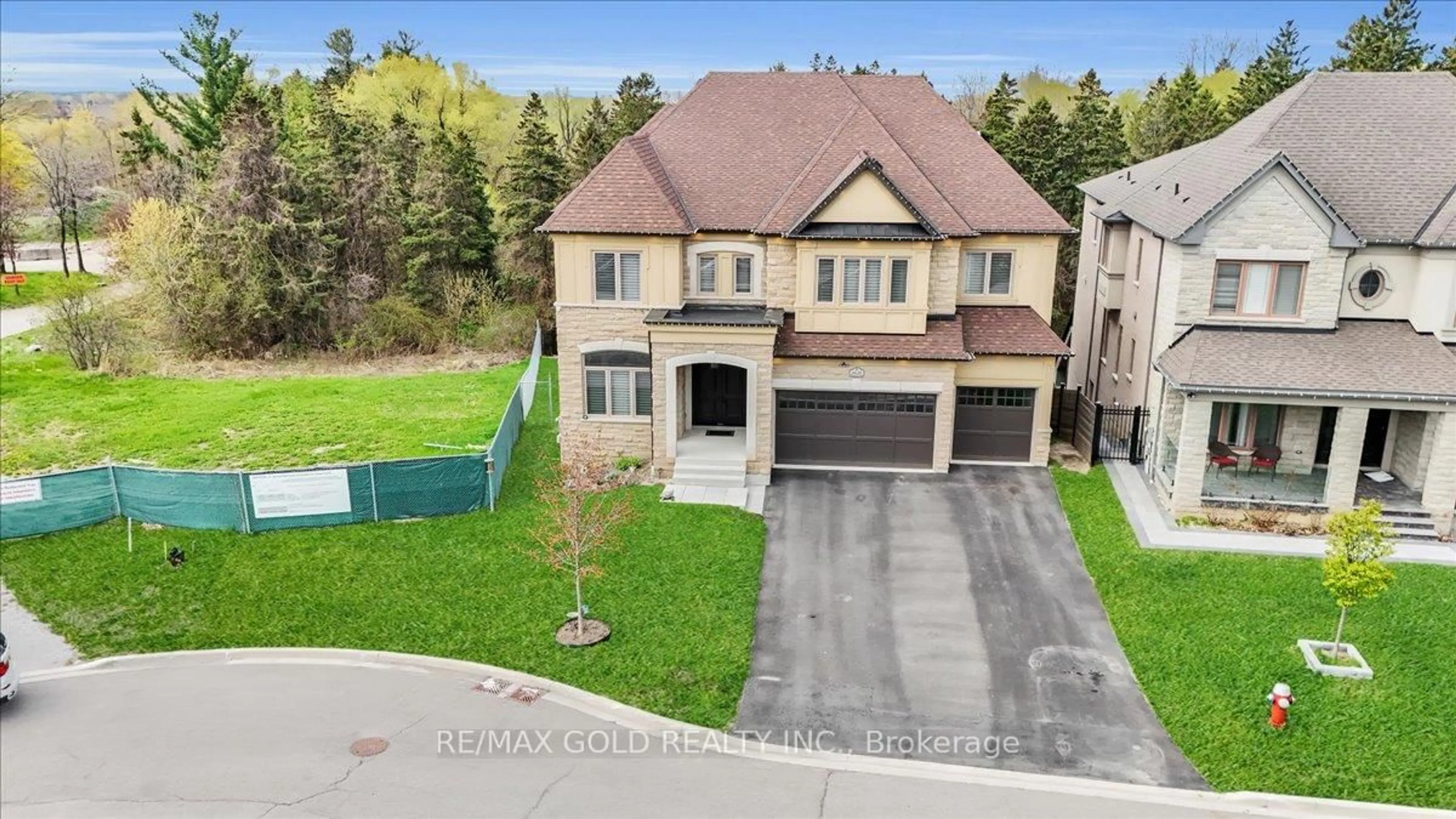 A pic from outside/outdoor area/front of a property/back of a property/a pic from drone, street for 6628 Rothschild Tr, Mississauga Ontario L5W 0A6