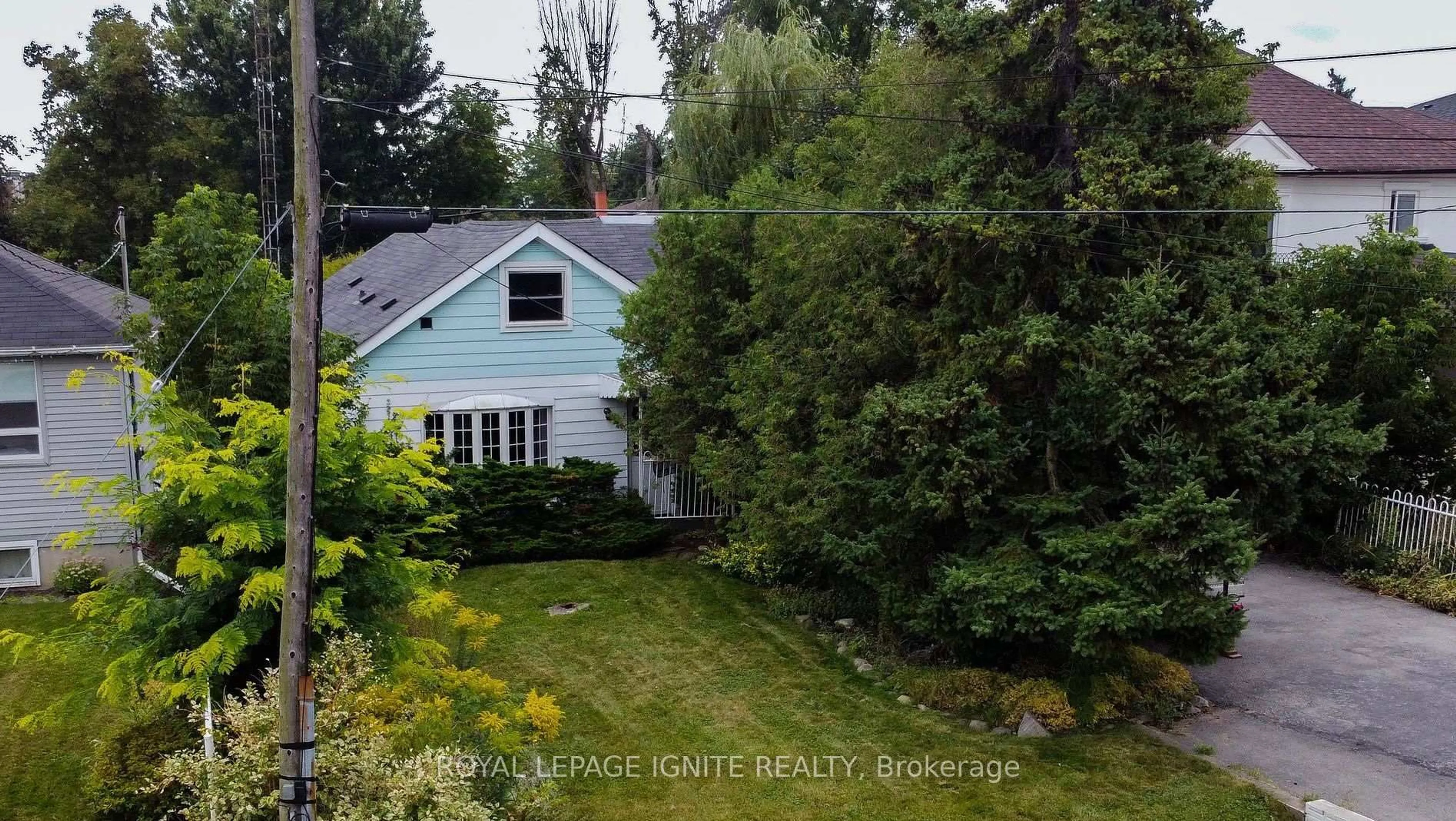 A pic from outside/outdoor area/front of a property/back of a property/a pic from drone, street for 450 Marf Ave, Mississauga Ontario L5G 1T3