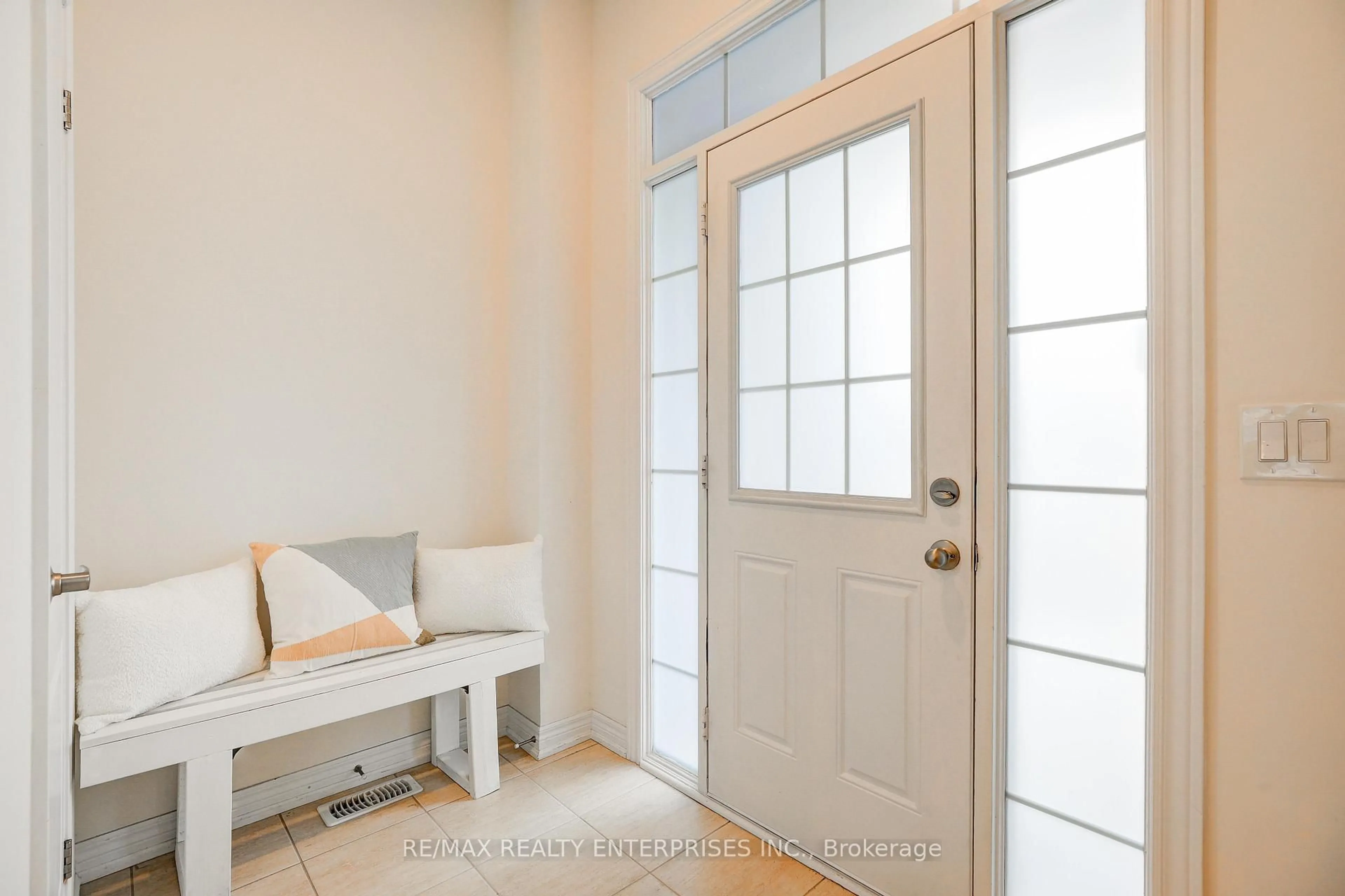 Indoor entryway for 51 Davenfield Circ, Brampton Ontario L6P 4M1