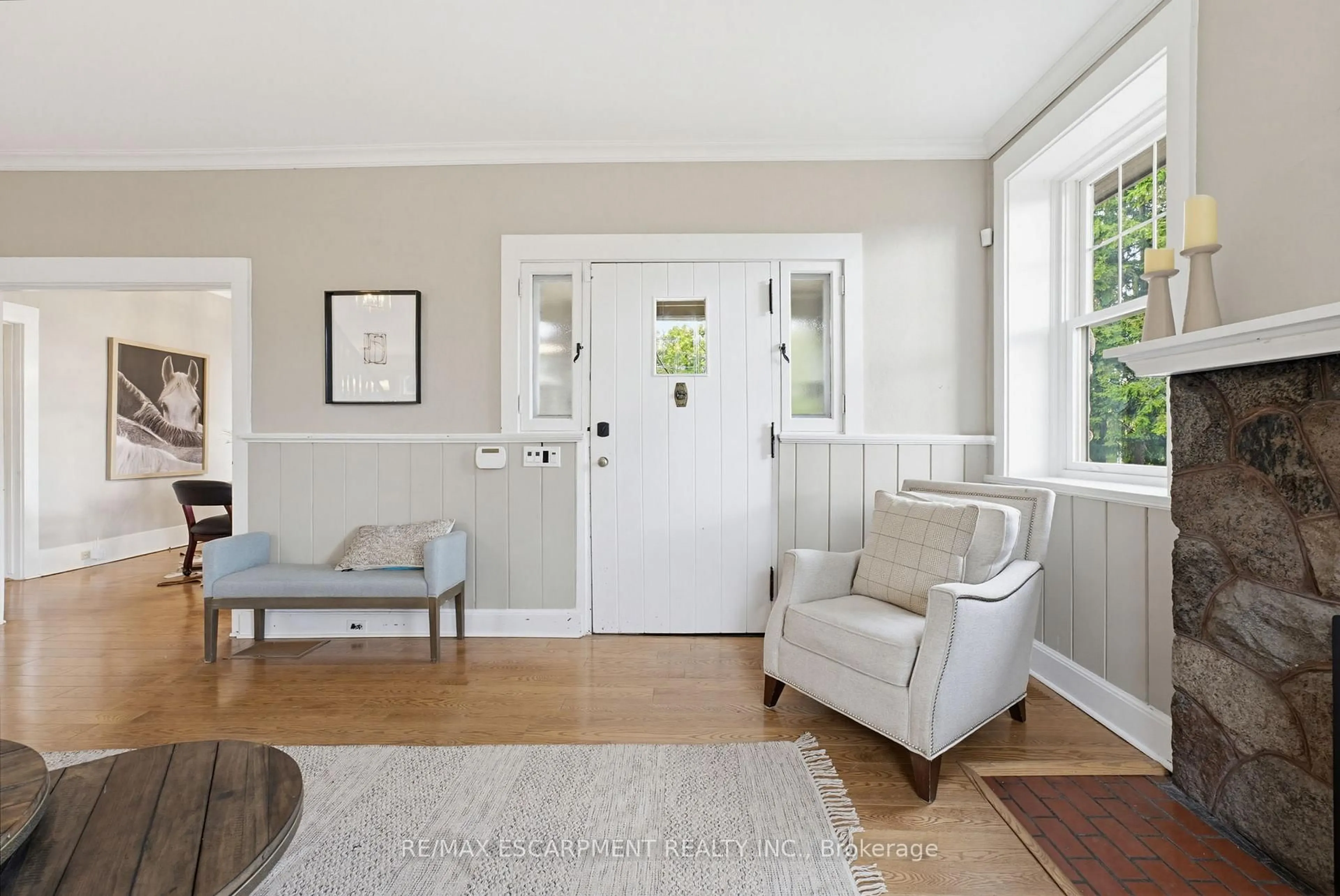 Indoor entryway for 3083 LAKESHORE Rd, Burlington Ontario L7N 1A3