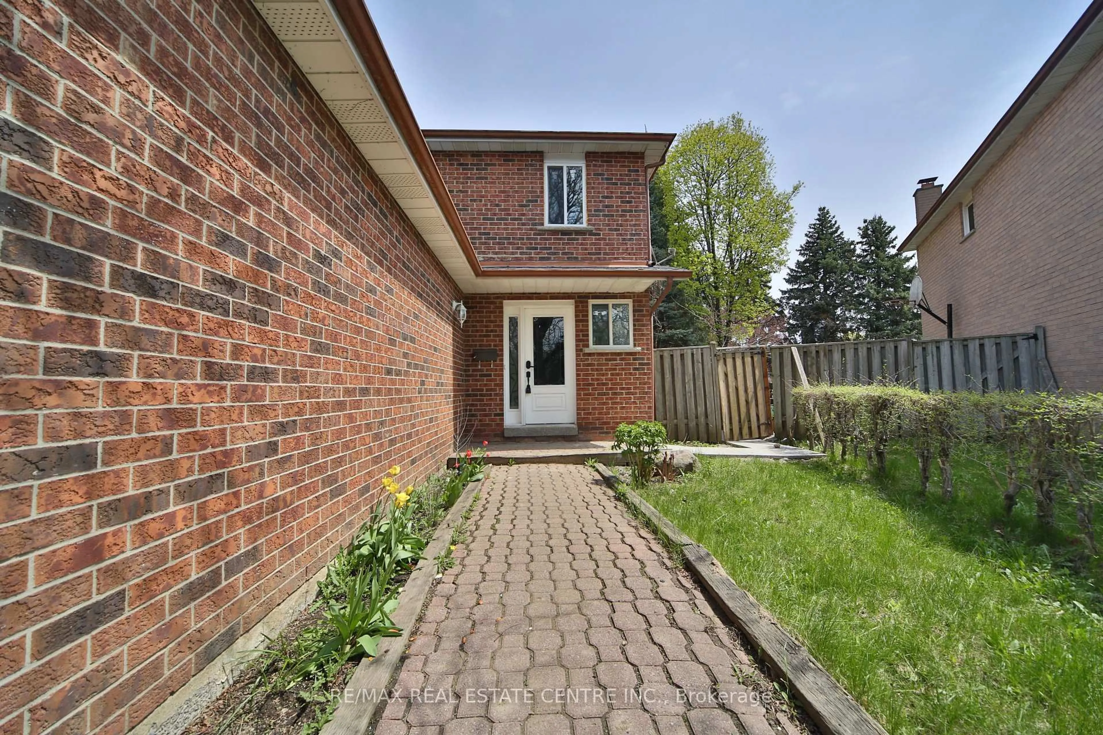 A pic from outside/outdoor area/front of a property/back of a property/a pic from drone, street for 20 Mozart Cres, Brampton Ontario L6Y 2W7