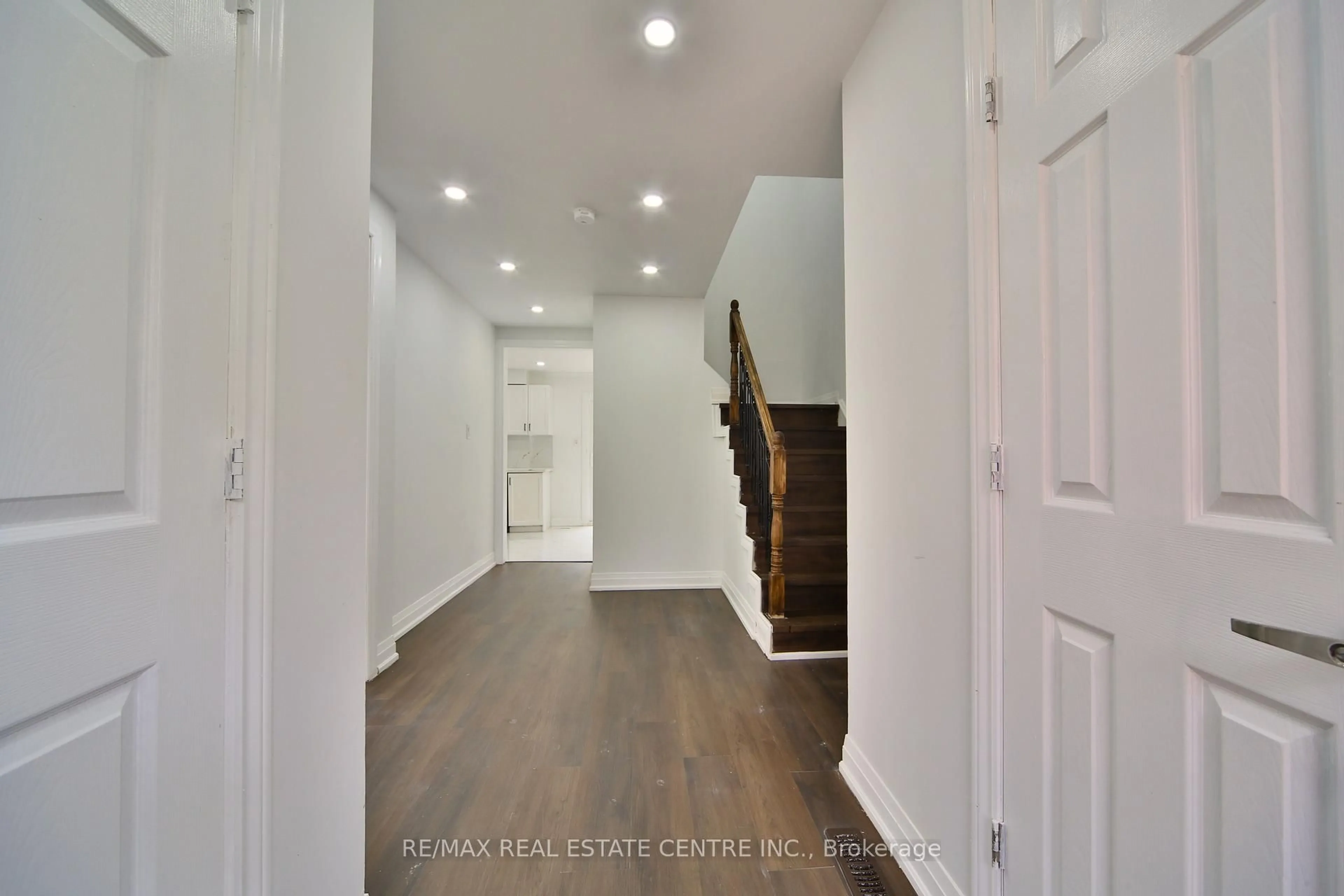 Indoor entryway for 20 Mozart Cres, Brampton Ontario L6Y 2W7