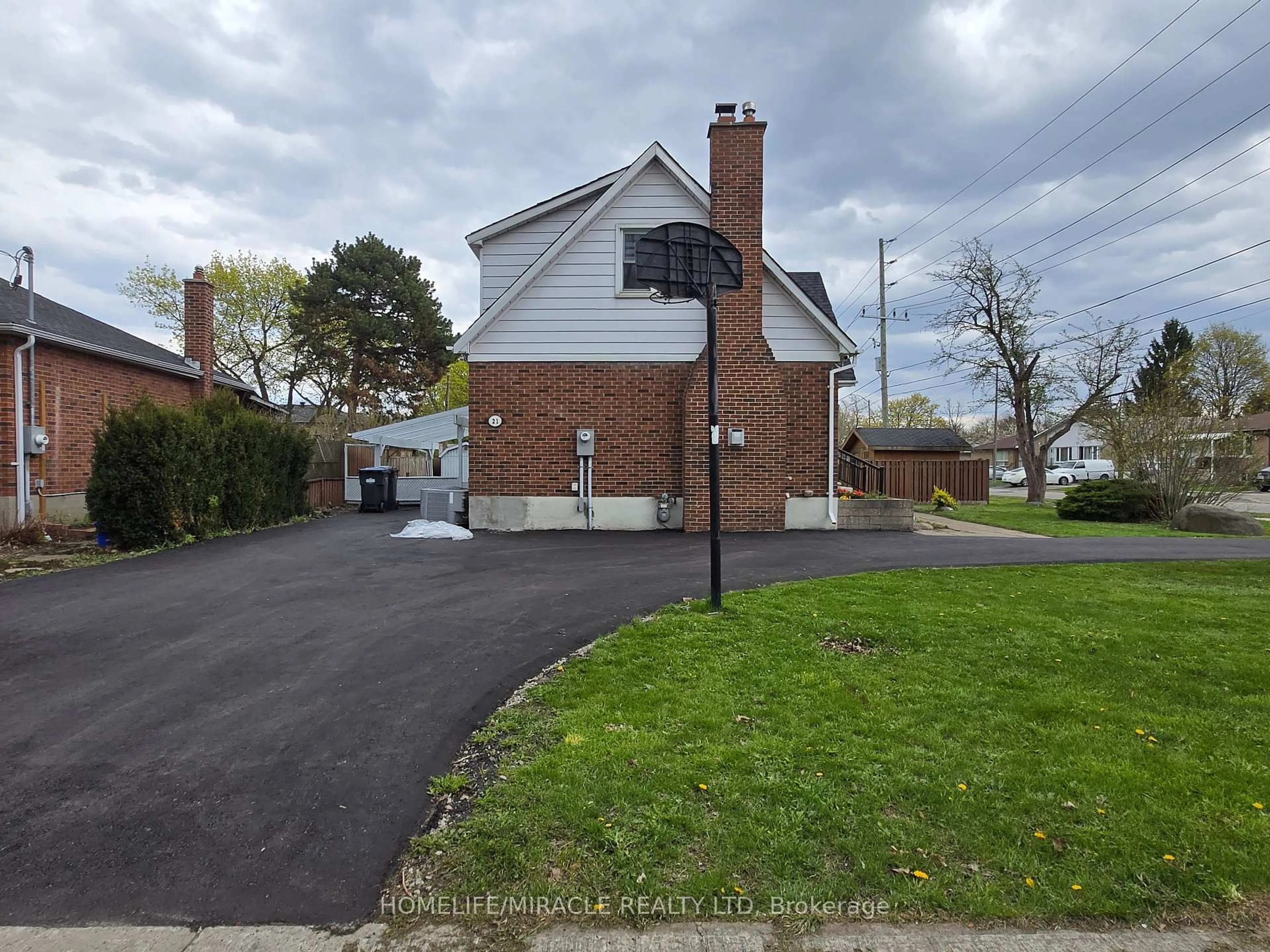 A pic from outside/outdoor area/front of a property/back of a property/a pic from drone, street for 21 Gregory St, Brampton Ontario L6Y 1G2