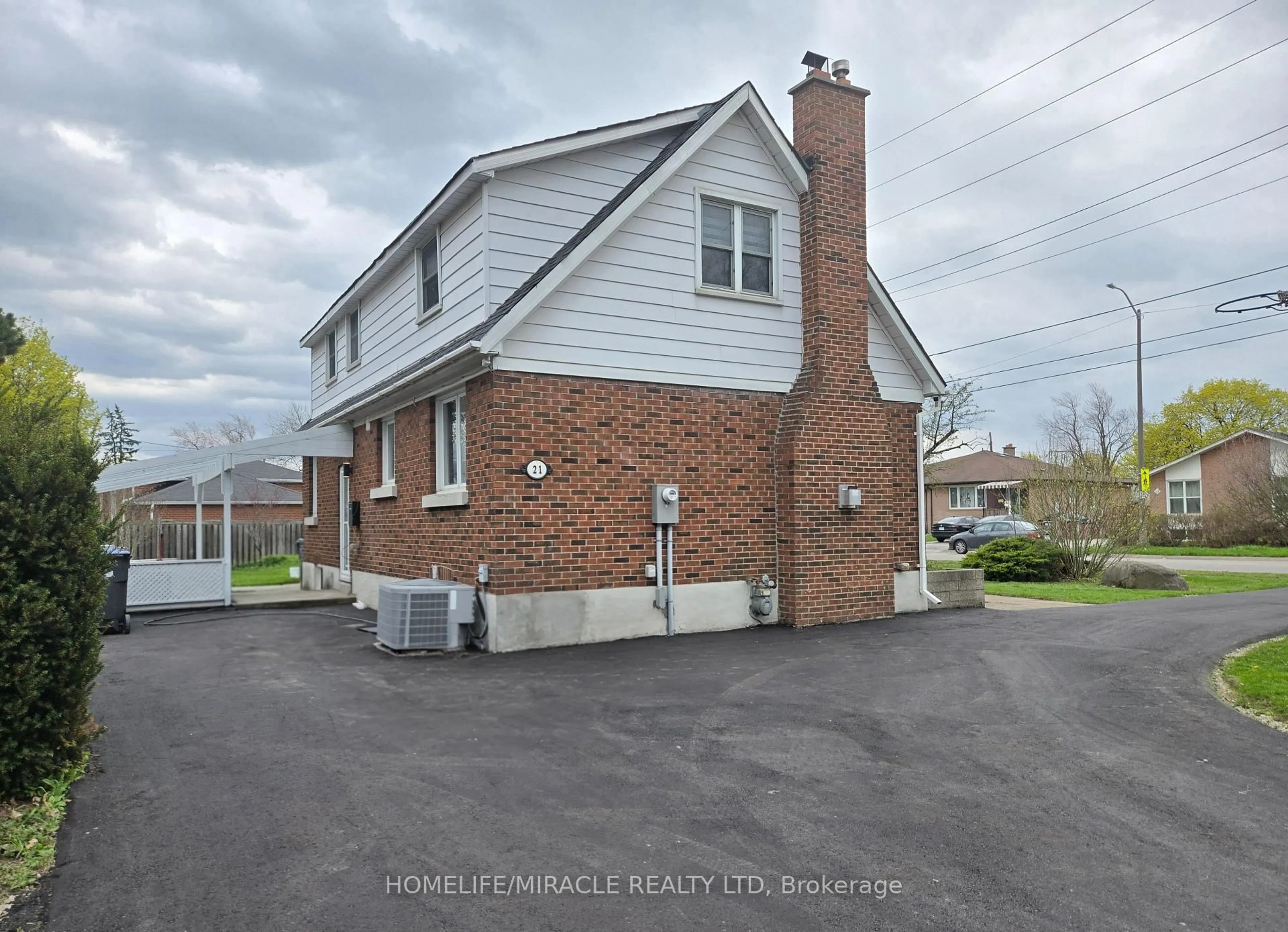A pic from outside/outdoor area/front of a property/back of a property/a pic from drone, street for 21 Gregory St, Brampton Ontario L6Y 1G2