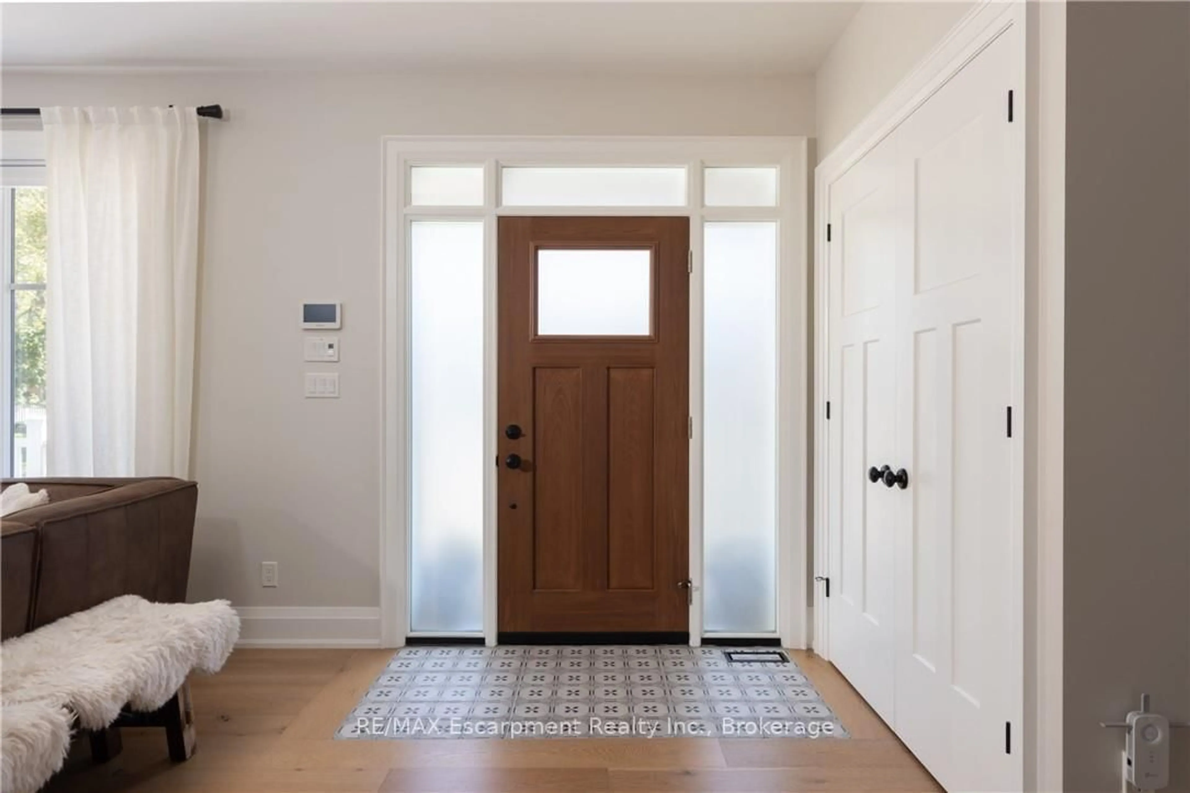 Indoor entryway for 2195 Courtland Dr, Burlington Ontario L7R 1S2