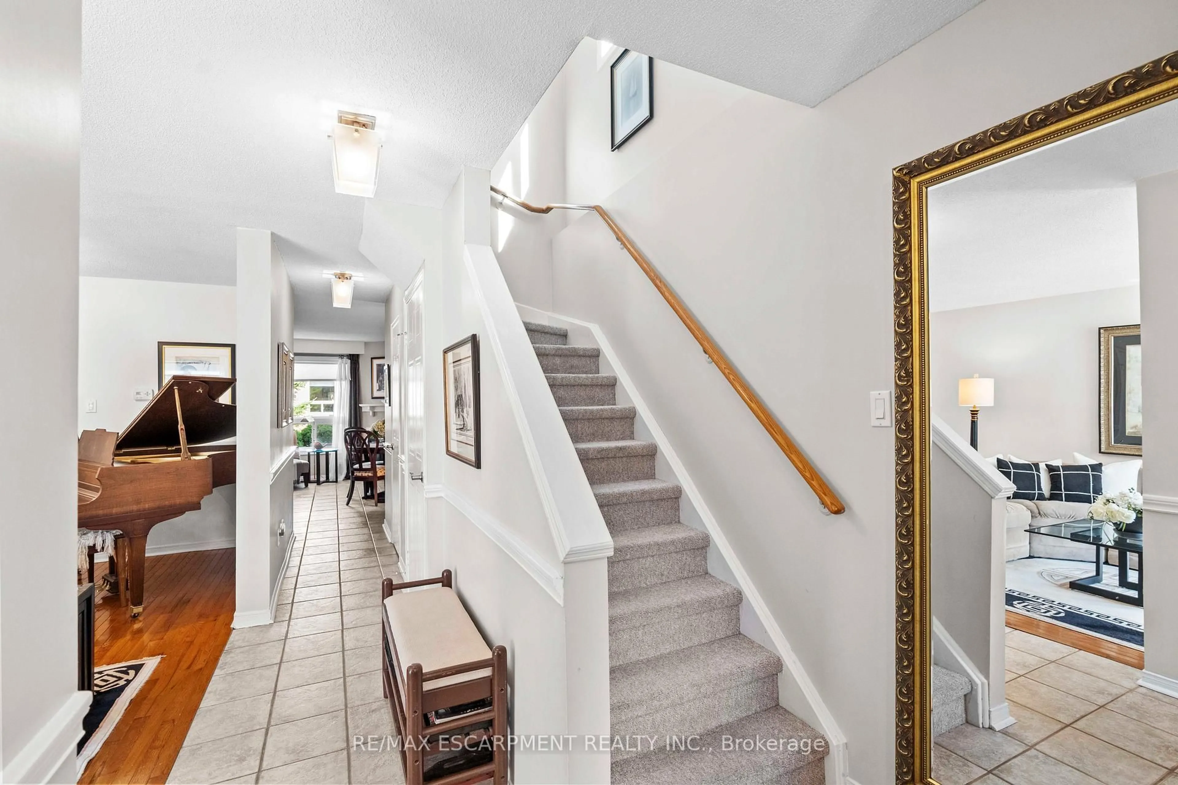 Indoor foyer for 2272 Mowat Ave #56, Oakville Ontario L6H 5L8
