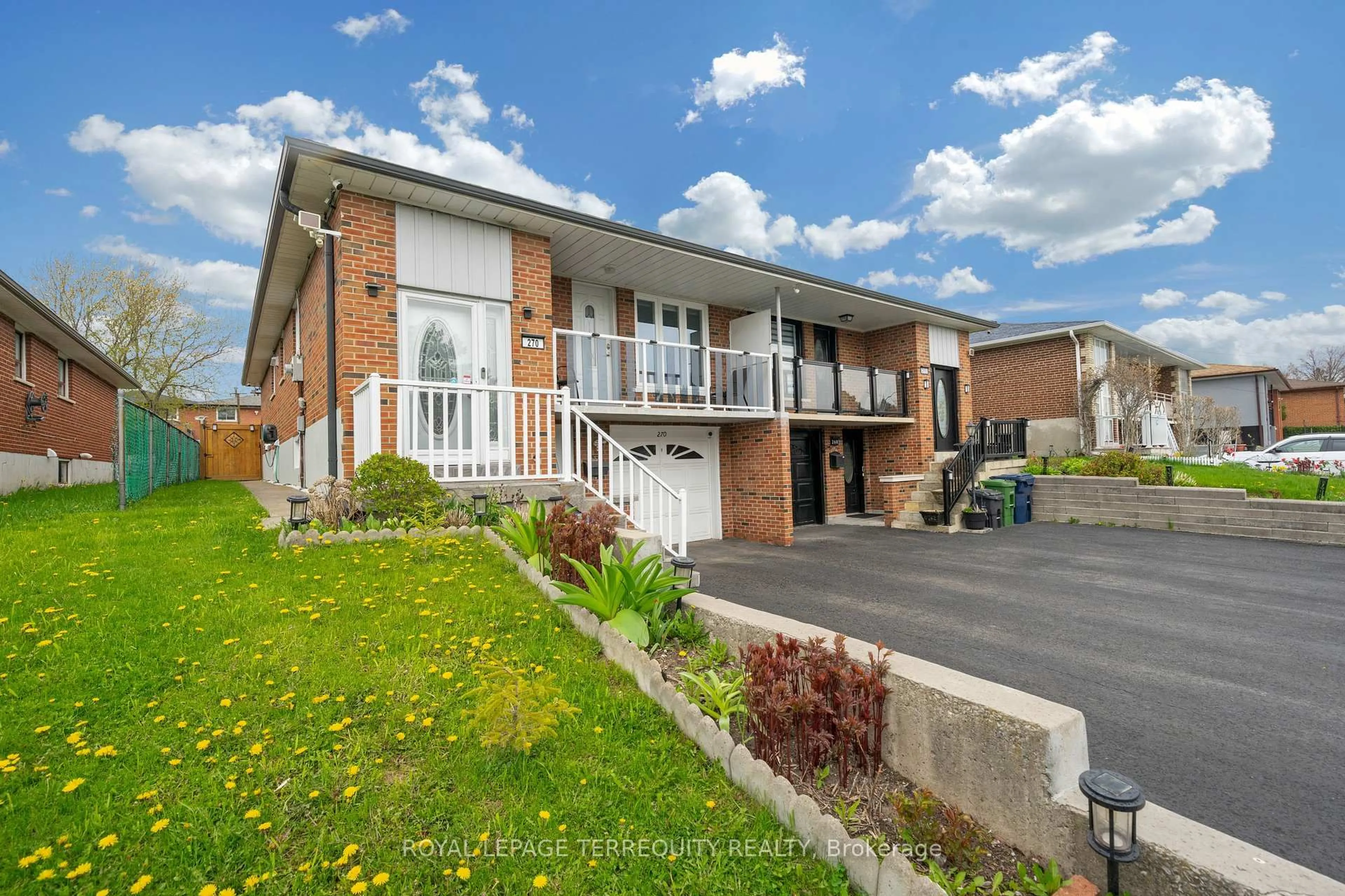 A pic from outside/outdoor area/front of a property/back of a property/a pic from drone, street for 270 Grandravine Dr, Toronto Ontario M3N 1J3