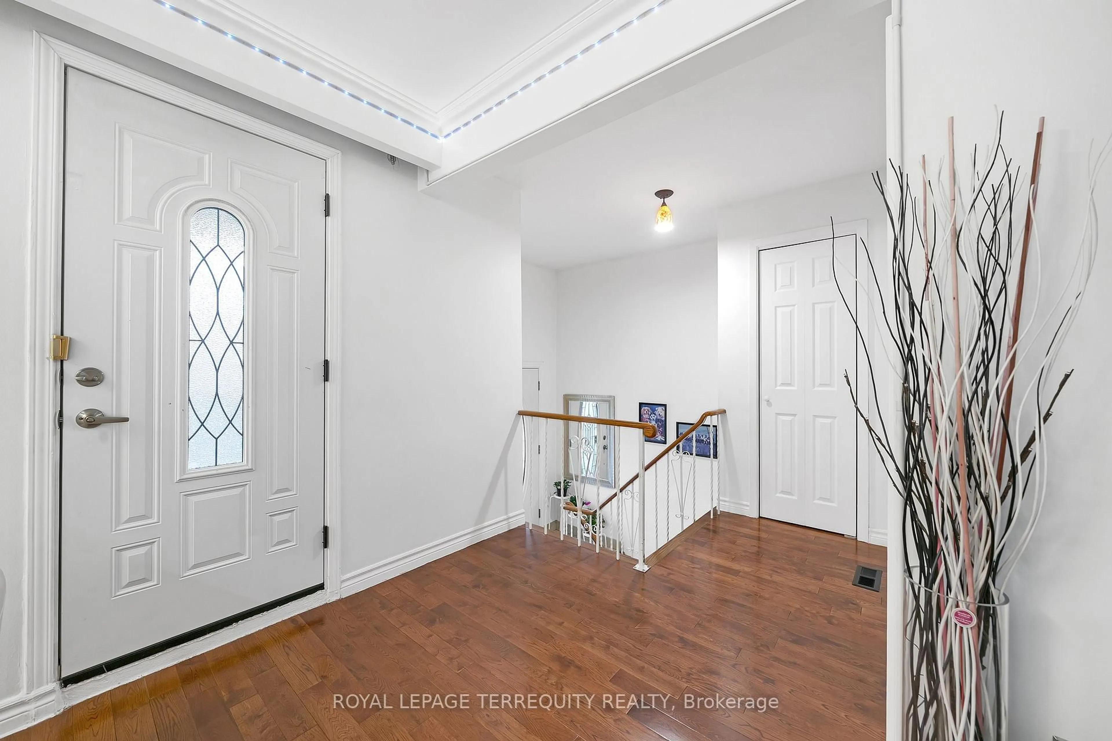 Indoor entryway for 270 Grandravine Dr, Toronto Ontario M3N 1J3