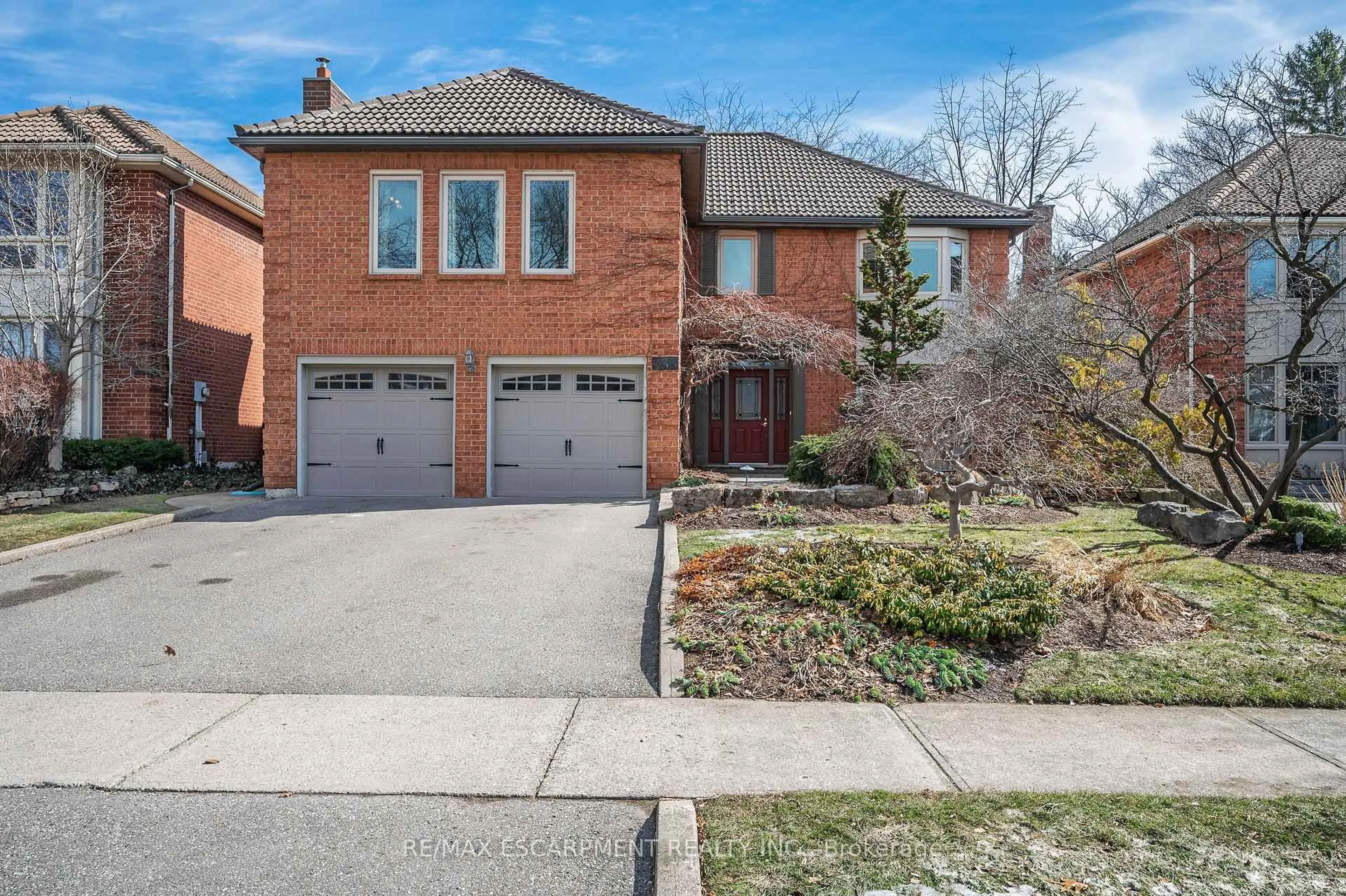 Home with brick exterior material, street for 333 Claremont Cres, Oakville Ontario L6J 6J9