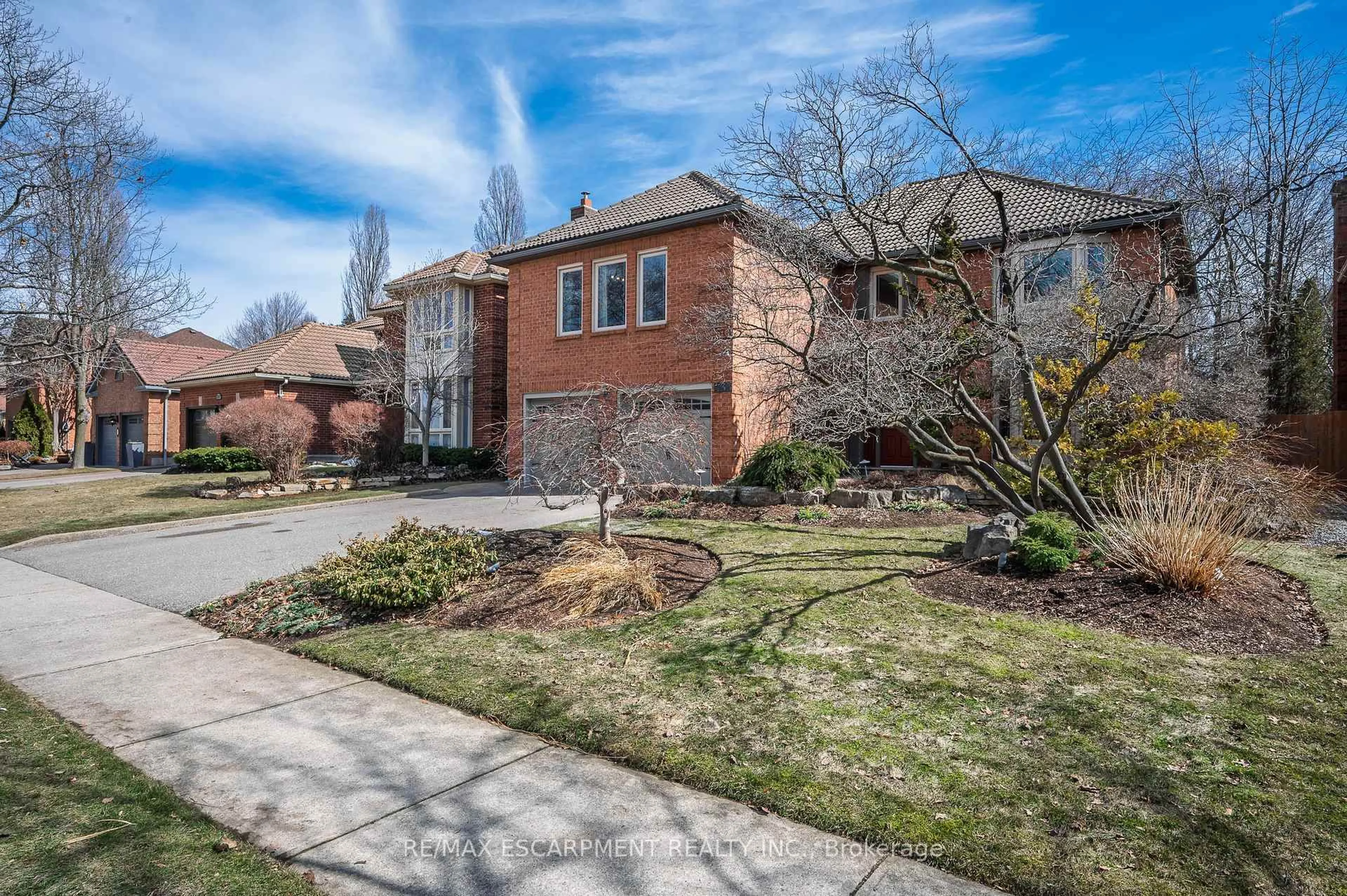 Home with brick exterior material, street for 333 Claremont Cres, Oakville Ontario L6J 6J9