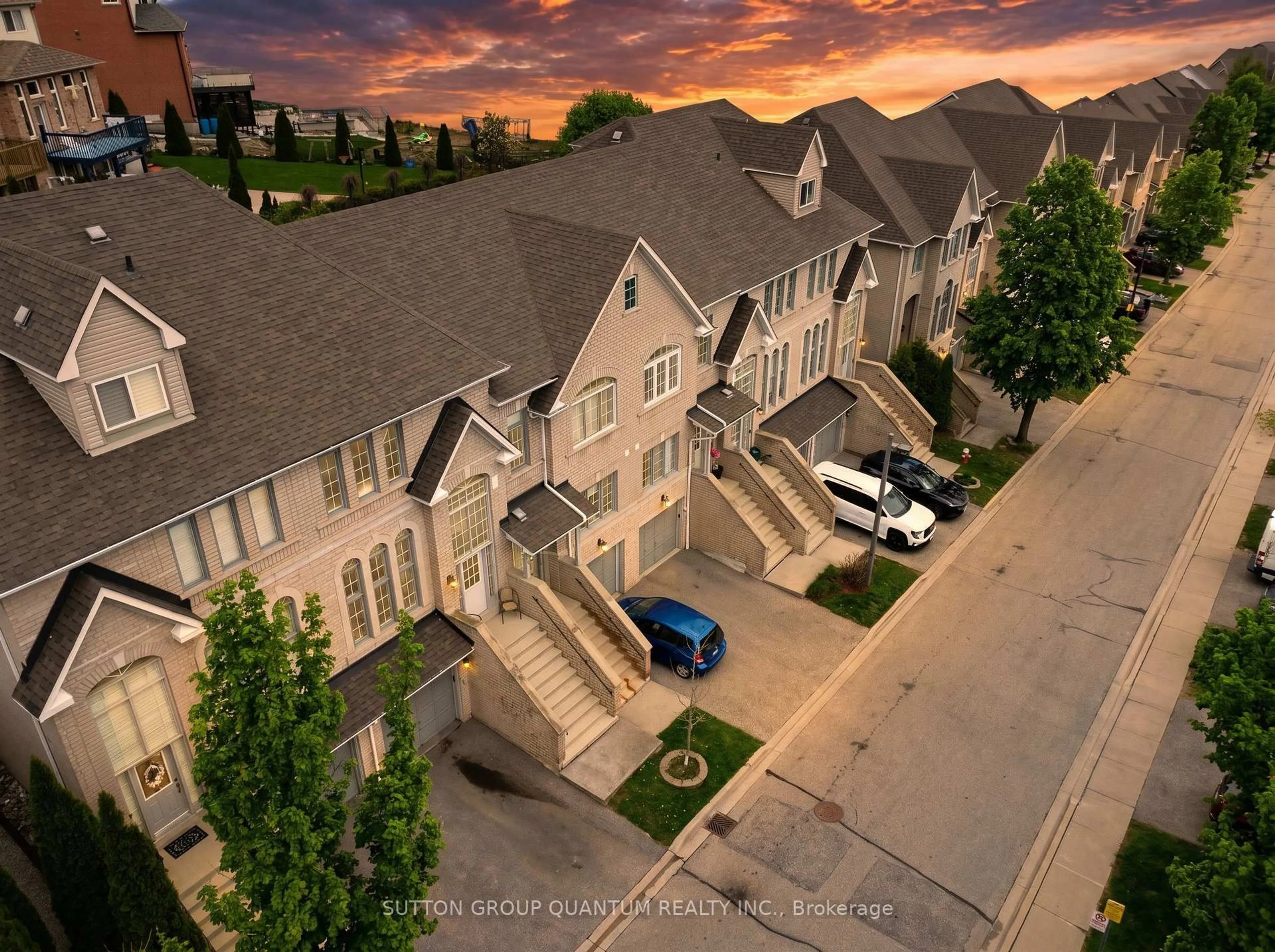 A pic from outside/outdoor area/front of a property/back of a property/a pic from drone, unknown for 5525 Palmerston Cres #26, Mississauga Ontario L5M 5Z8