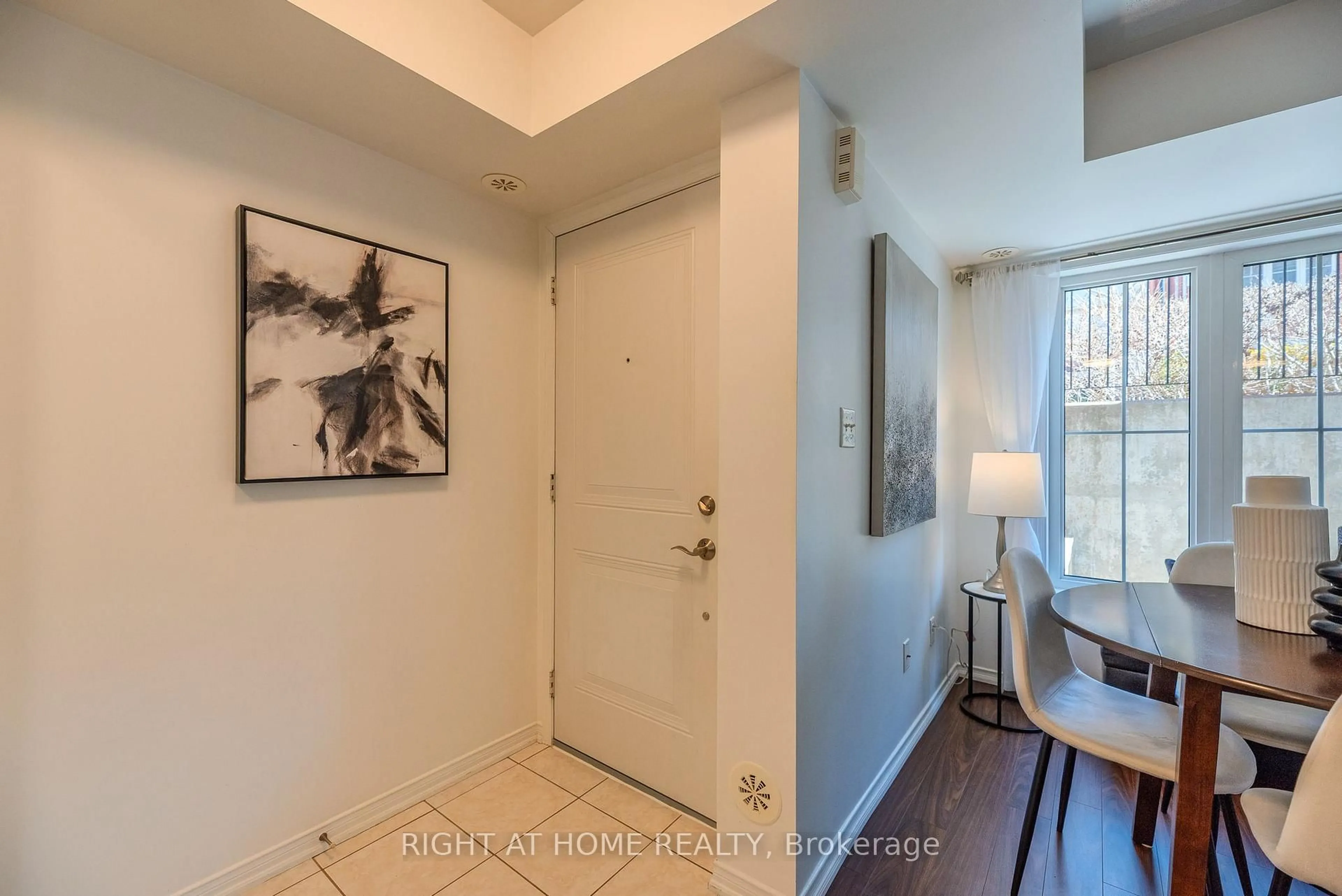 Indoor entryway for 2464 Post Rd #17, Oakville Ontario L6H 0J2