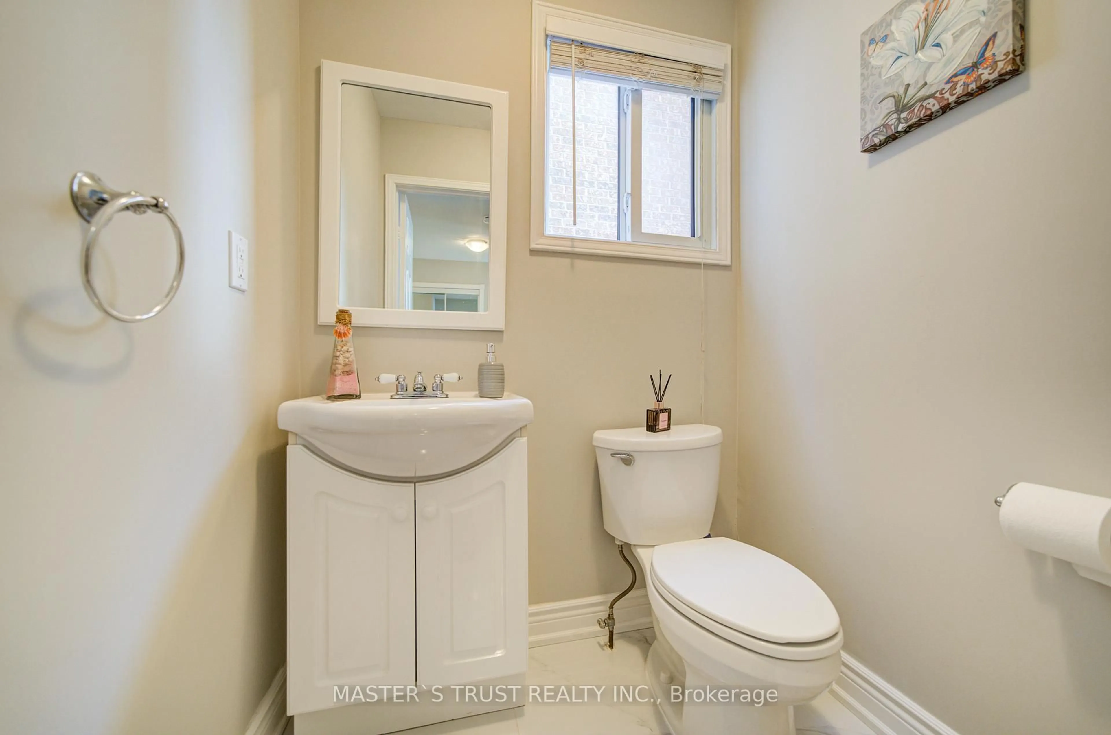 Standard bathroom, ceramic/tile floor for 1017 Lucerne Cres, Mississauga Ontario L5C 3X6