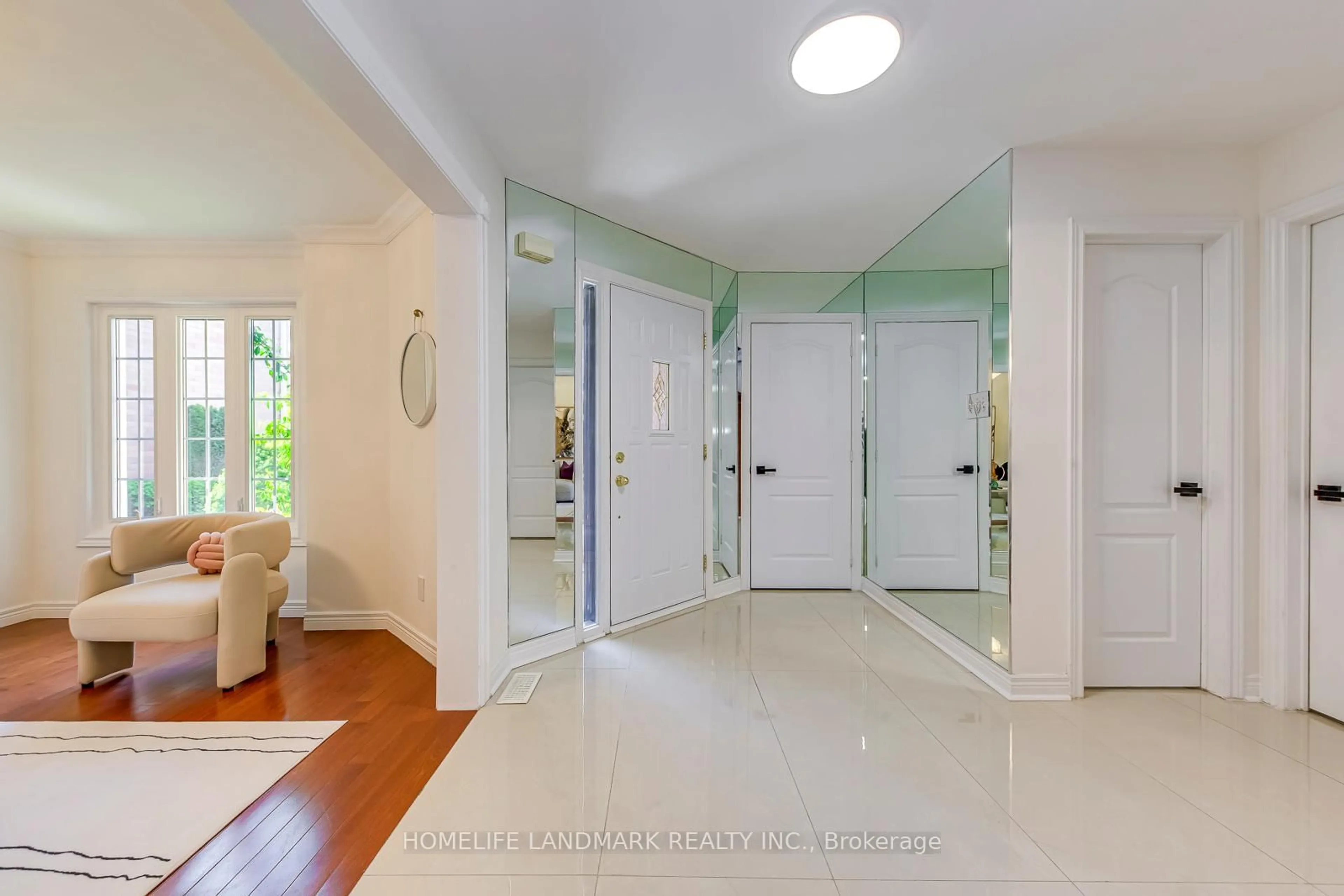 Indoor entryway for 5123 Heatherleigh Ave, Mississauga Ontario L5V 1M7