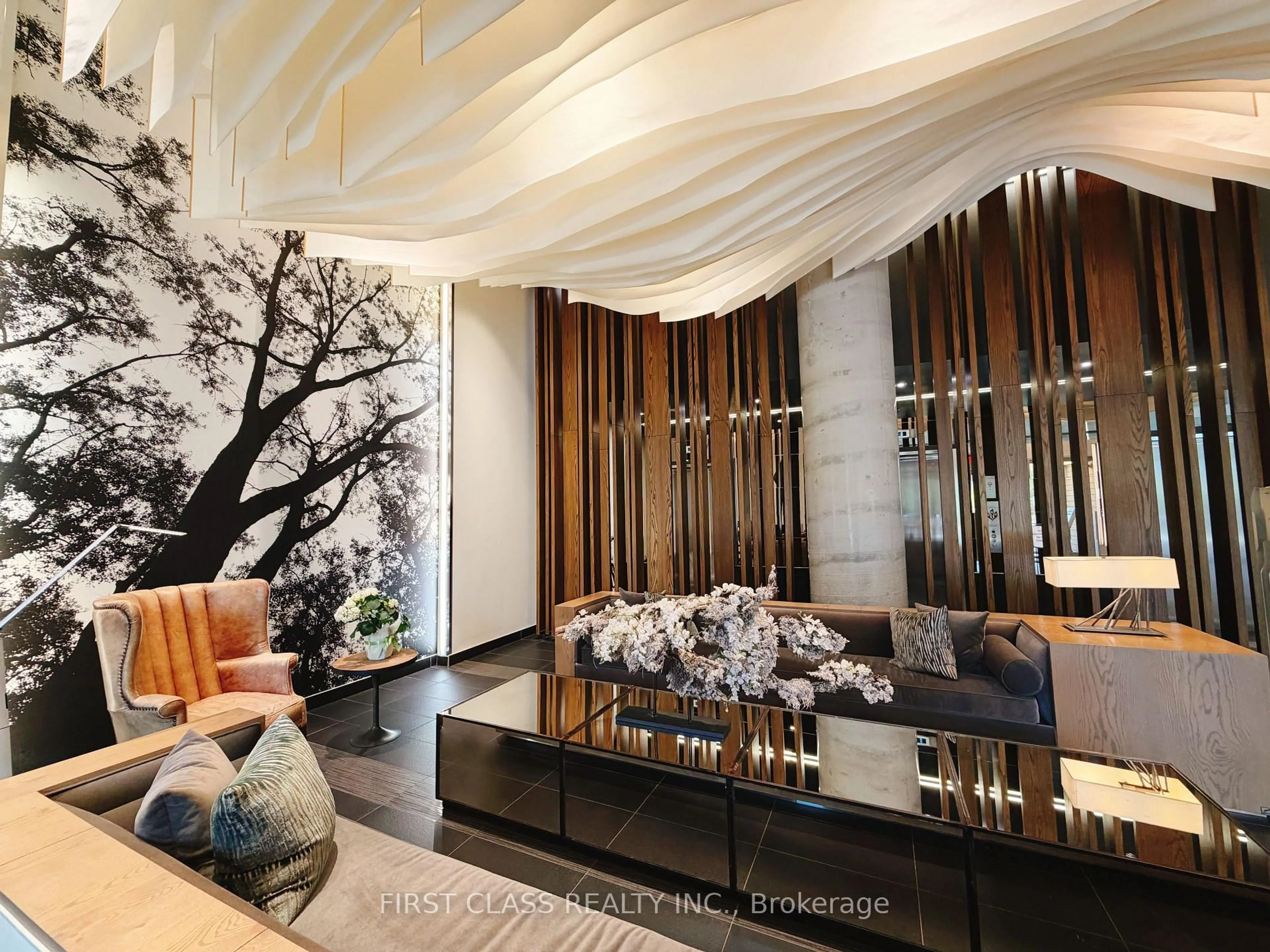 Indoor foyer for 1830 Bloor St #UPH10, Toronto Ontario M6P 0A2