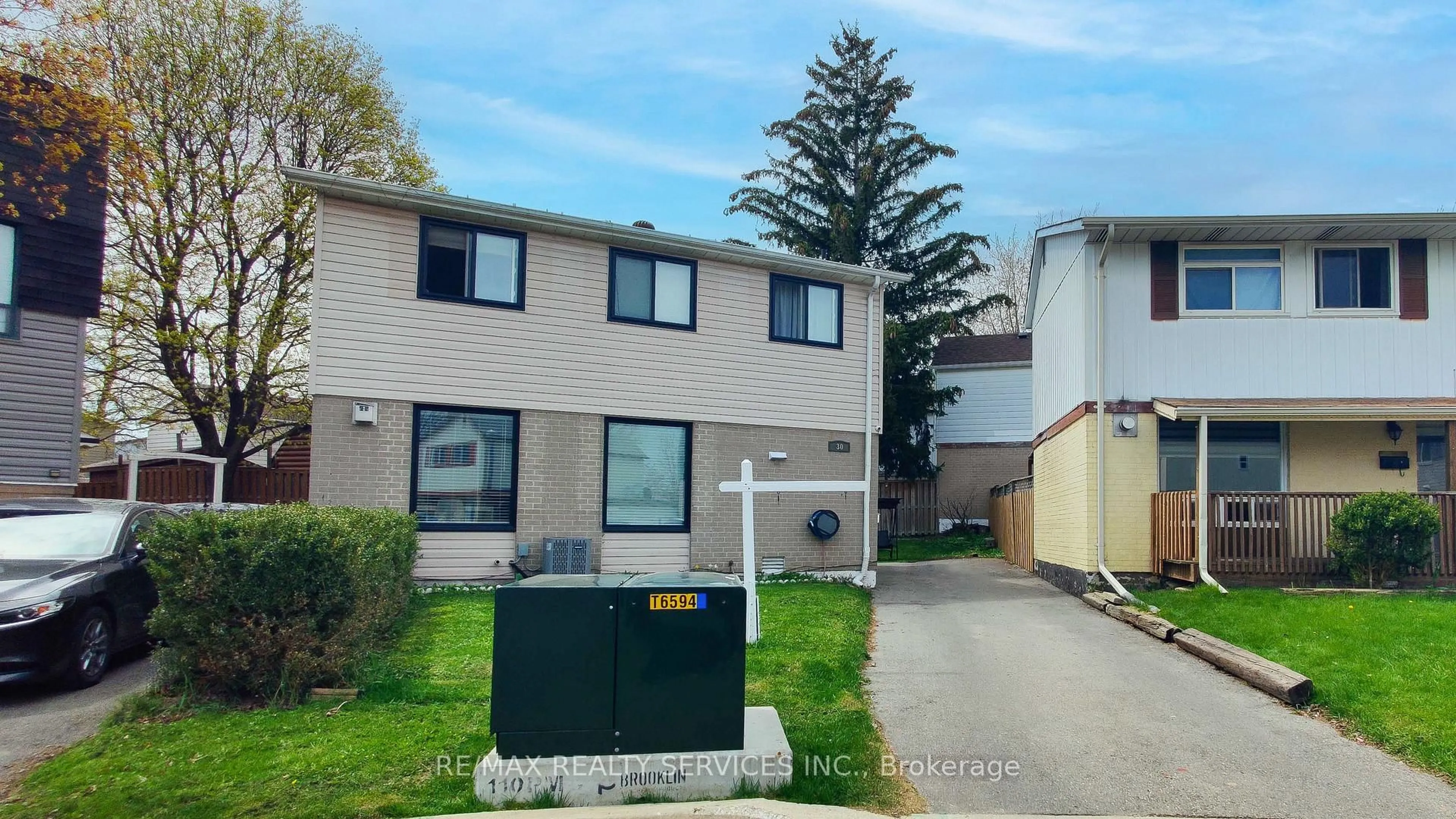 A pic from outside/outdoor area/front of a property/back of a property/a pic from drone, street for 30 Haley Crt, Brampton Ontario L6S 1N6