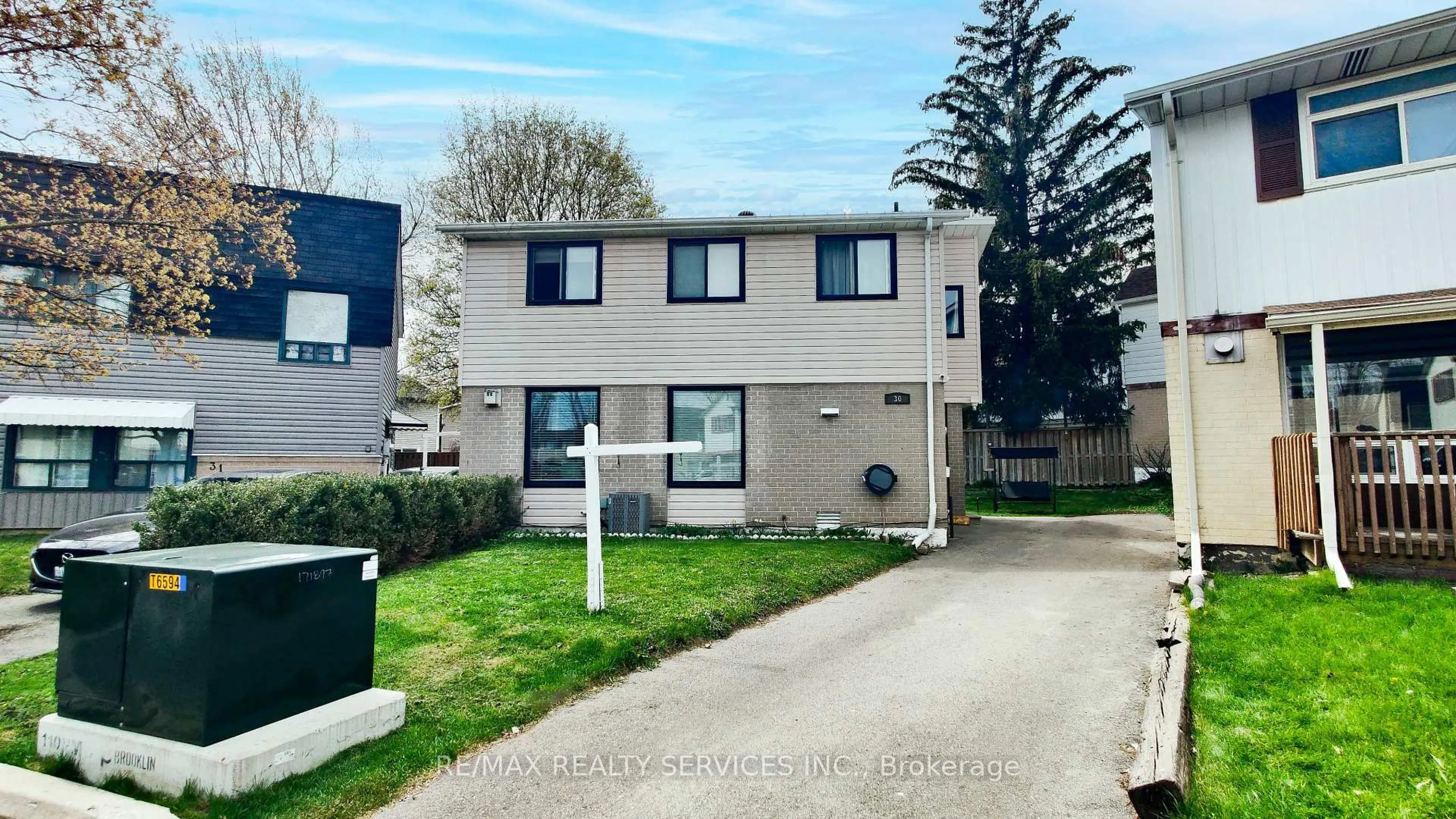 A pic from outside/outdoor area/front of a property/back of a property/a pic from drone, street for 30 Haley Crt, Brampton Ontario L6S 1N6