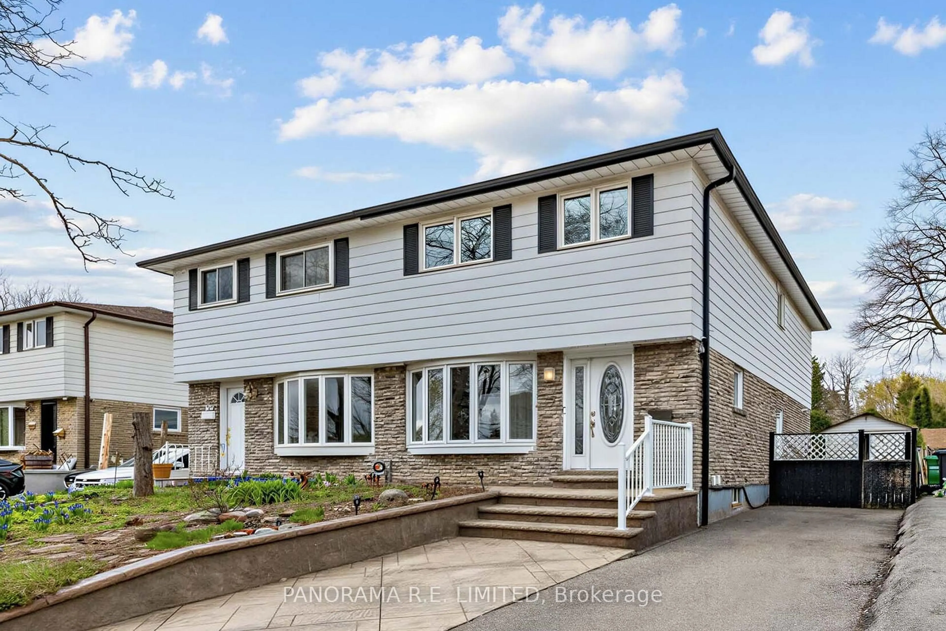 Home with vinyl exterior material, street for 3128 Rymal Rd, Mississauga Ontario L4Y 3B6