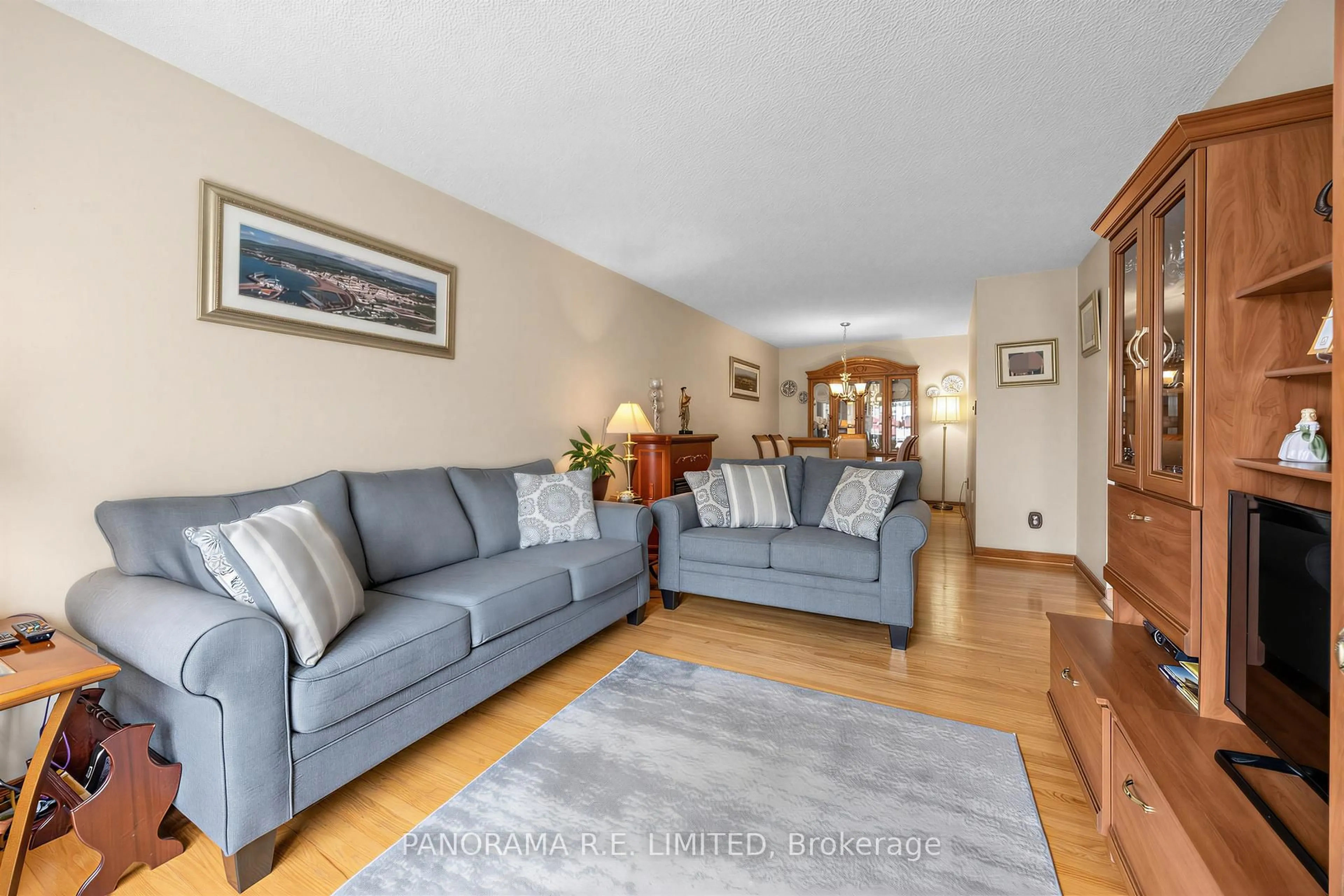 Living room with furniture, unknown for 3128 Rymal Rd, Mississauga Ontario L4Y 3B6