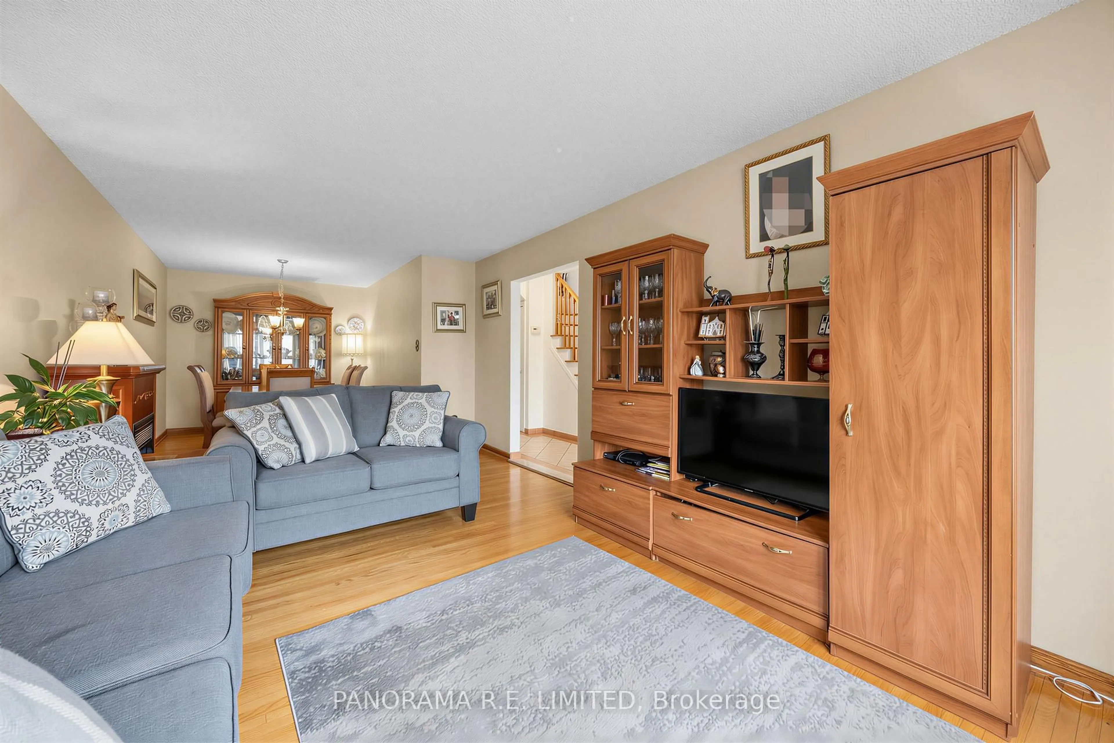 Living room with furniture, unknown for 3128 Rymal Rd, Mississauga Ontario L4Y 3B6